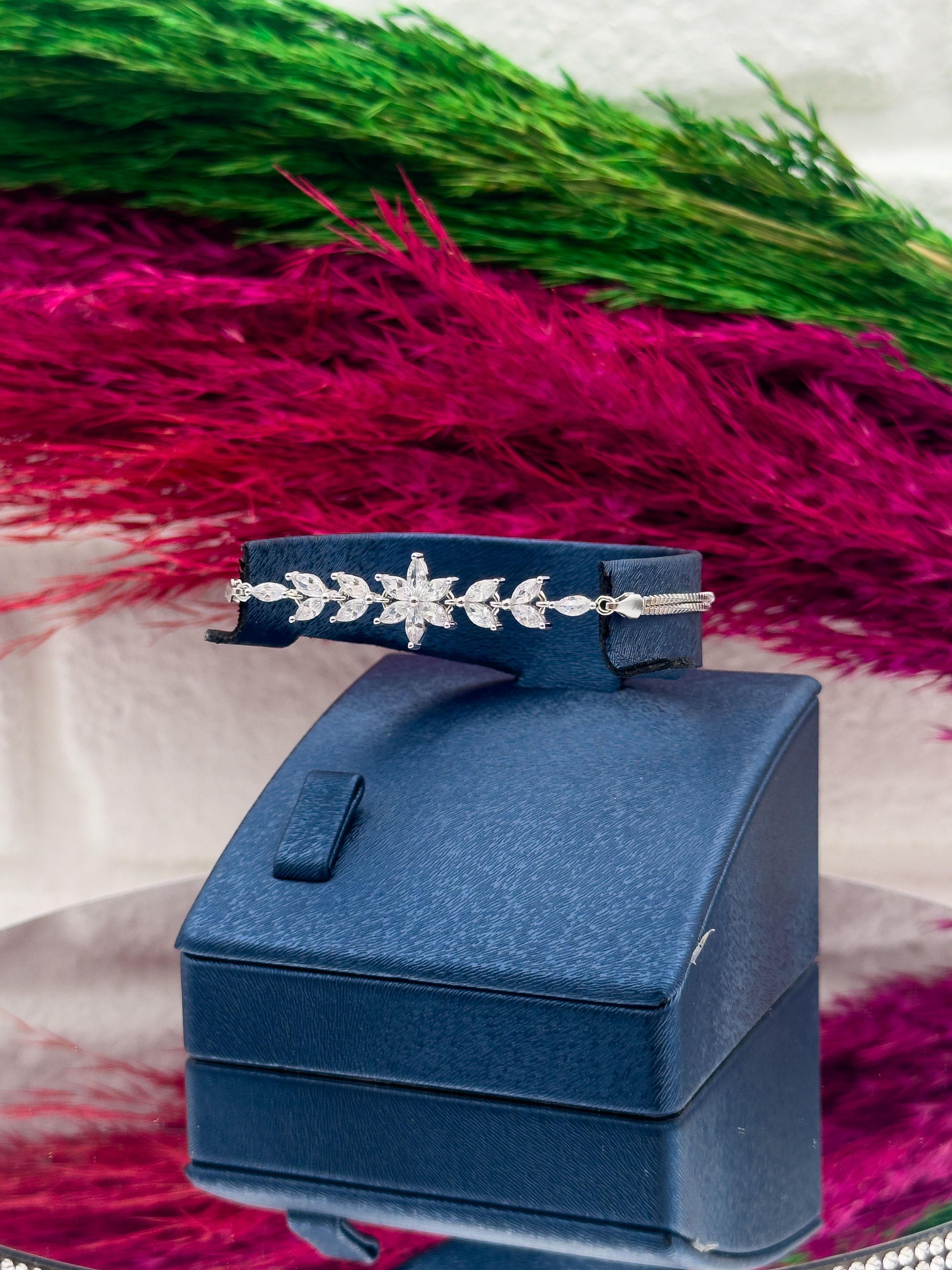 925 Ayar Gümüş Pırlanta Montür Lotus Desenli Popüler Kadın Bileklik