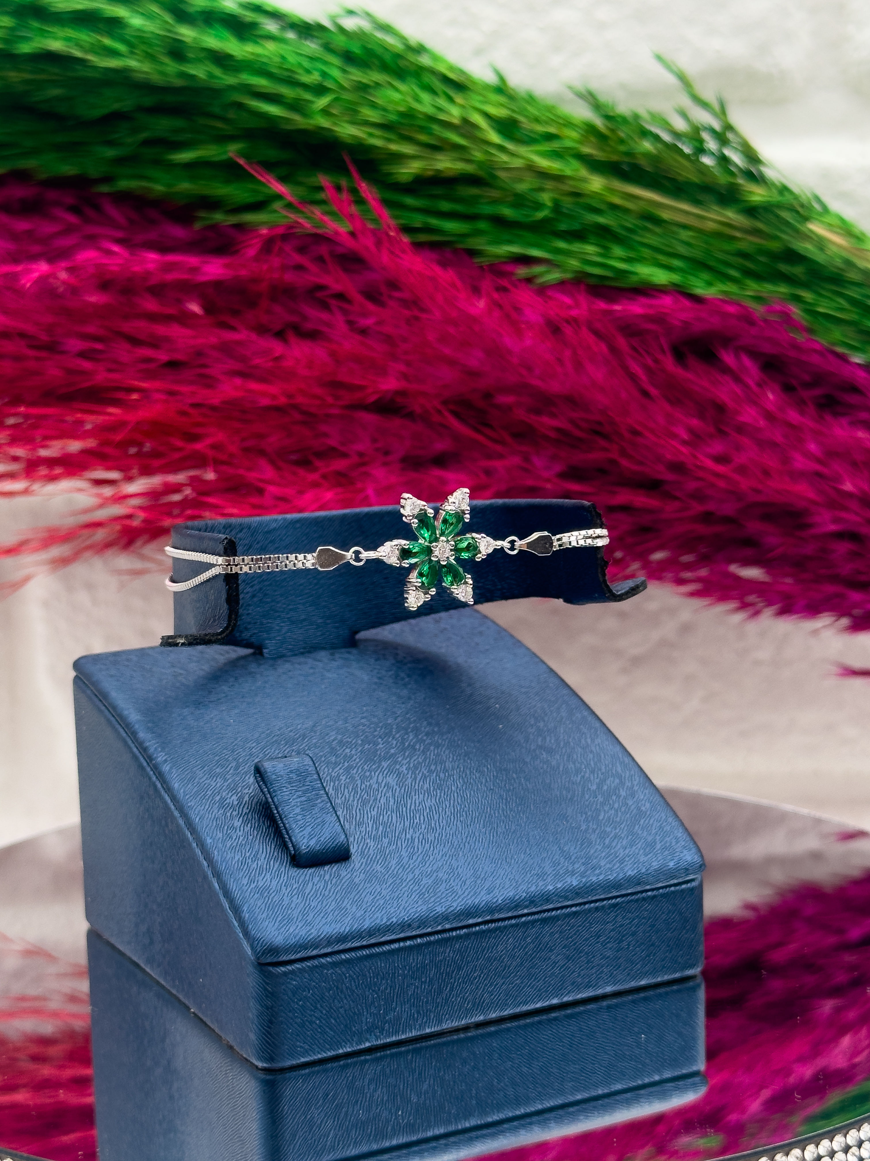 925 Ayar Gümüş Zümrüt Taşlı Lotus Modeli Zarif Kadın Bileklik