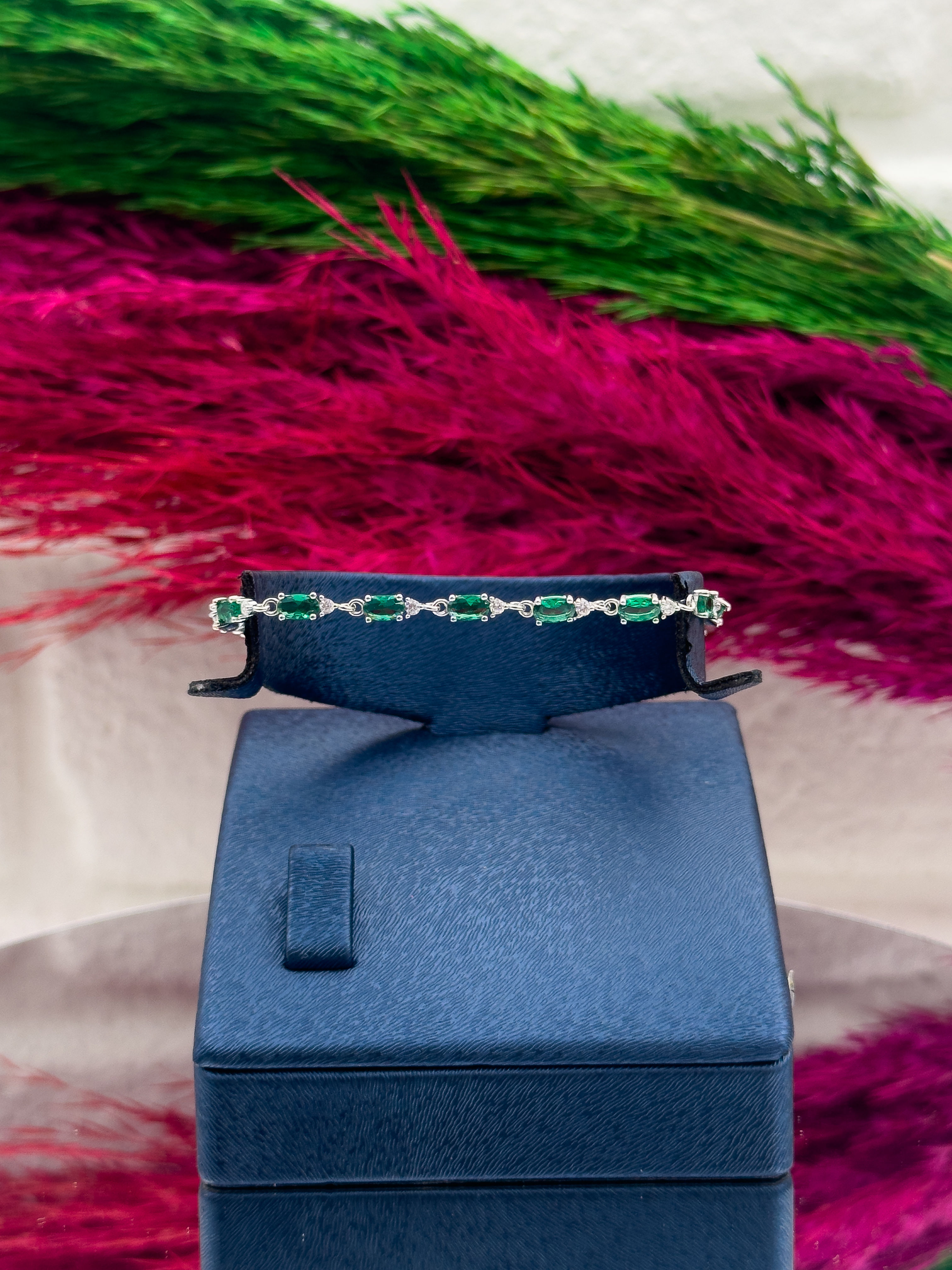 925 Ayar Gümüş Su Yolu Modeli Zümrüt Taşlı Zarif Kadın Bileklik