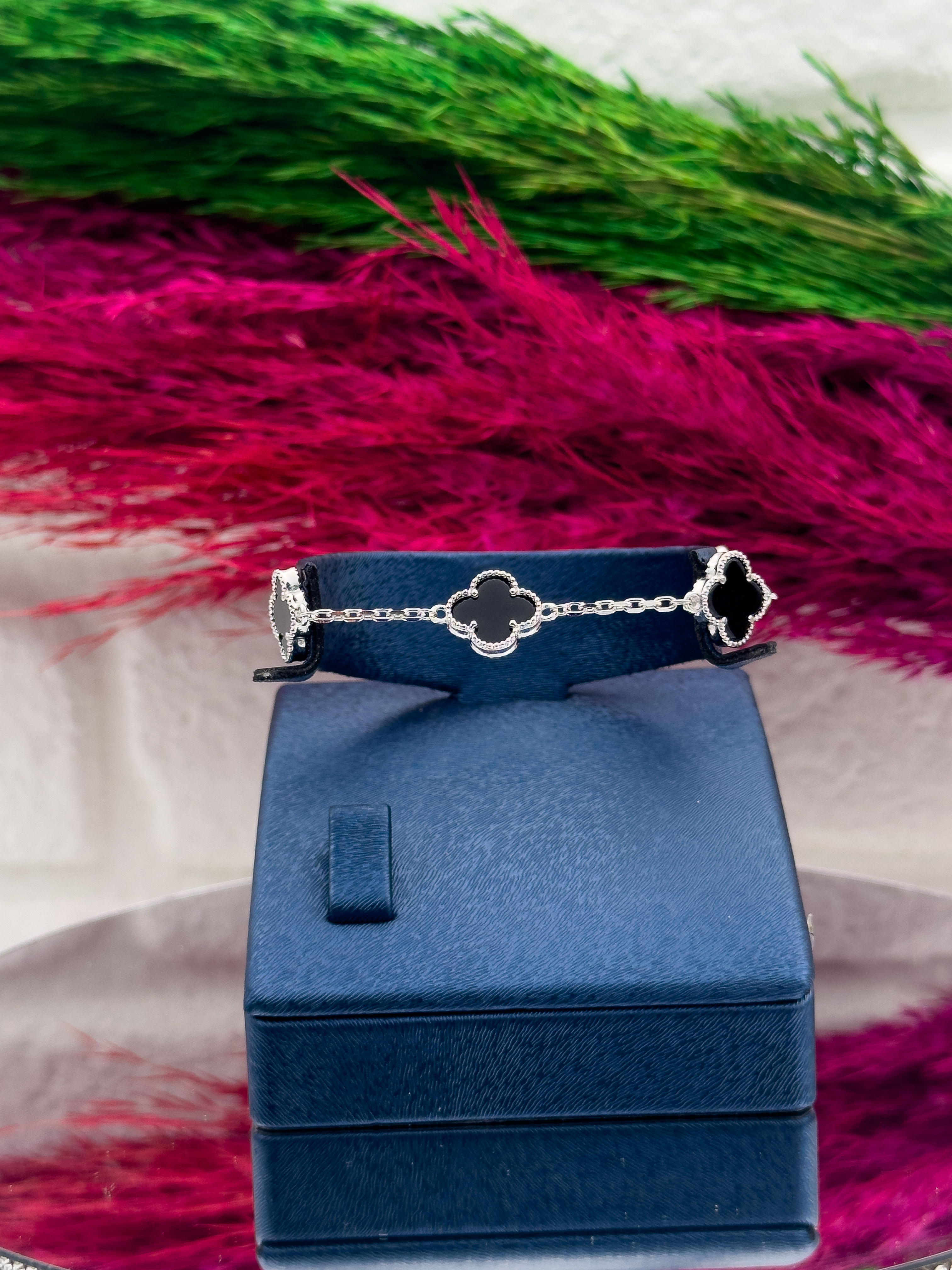 925 Ayar Gümüş Onix Taşlı 5’li Yonca Modeli Zarif Kadın Bileklik