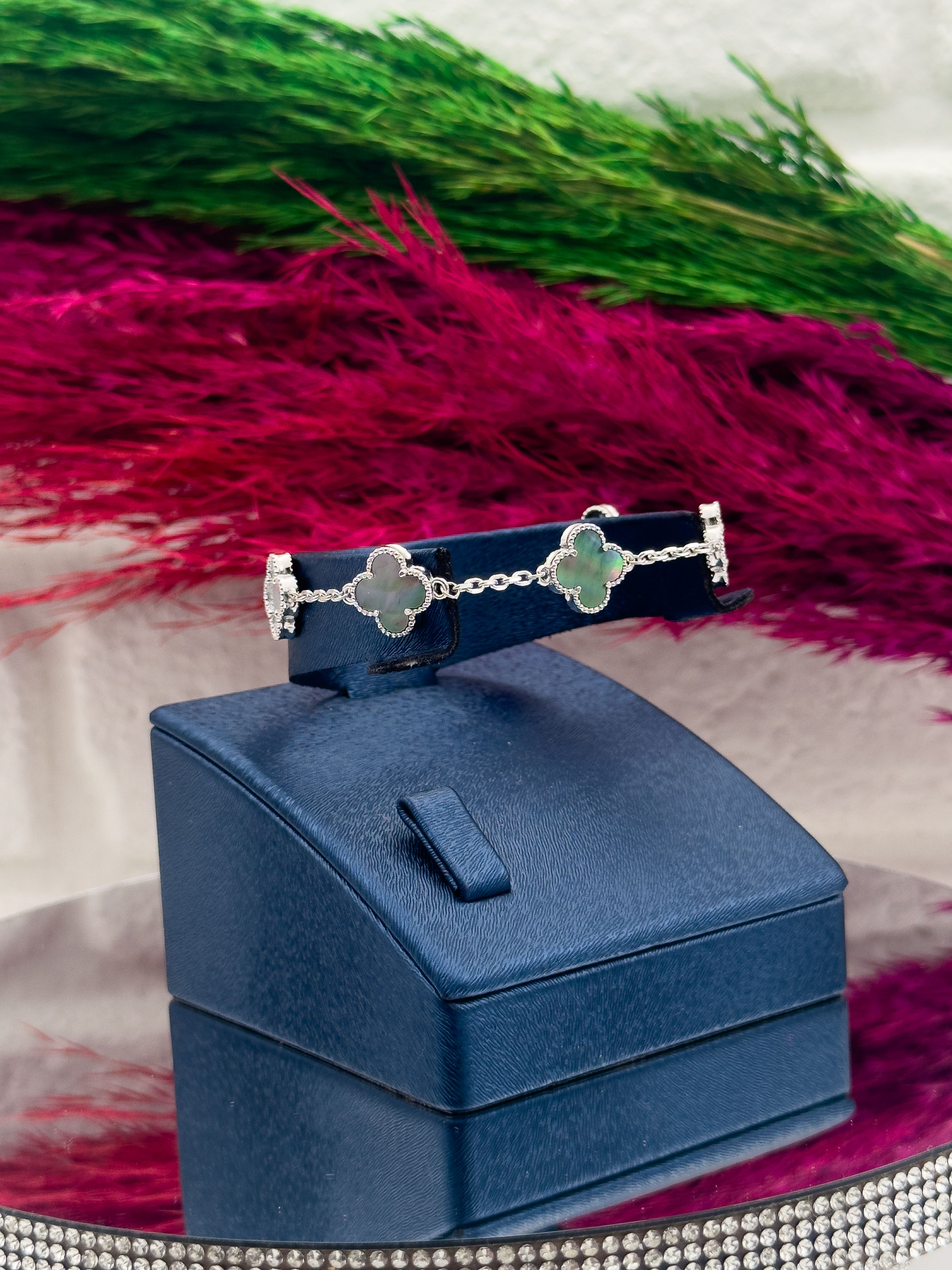 925 Ayar Gümüş 5’li Gölge Taşlı Yonca Modeli Zarif Kadın Bileklik