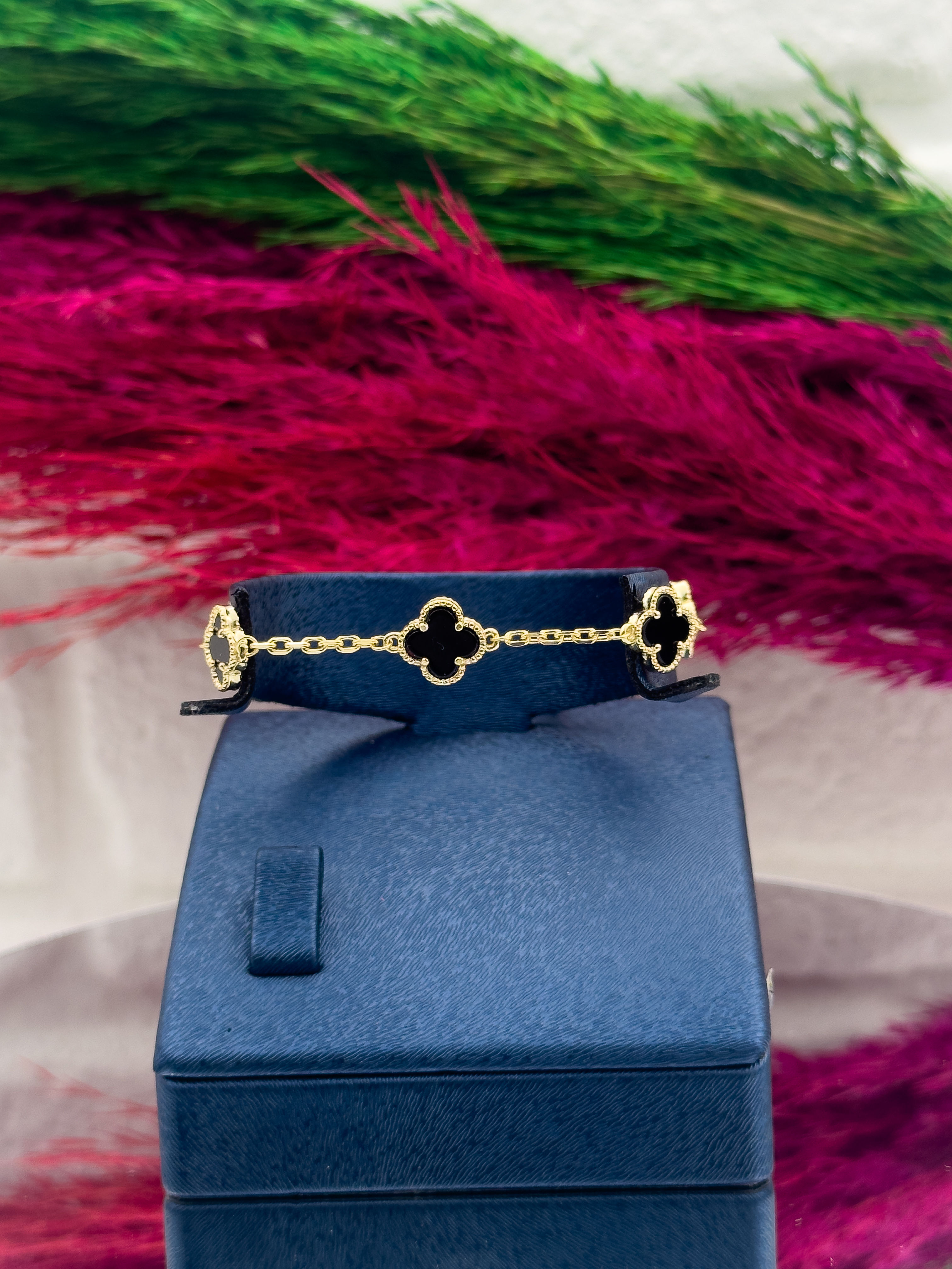 925 Ayar Gümüş 5’li Onix Taşlı Gold Renk Yonca Desenli Popüler Kadın Bileklik