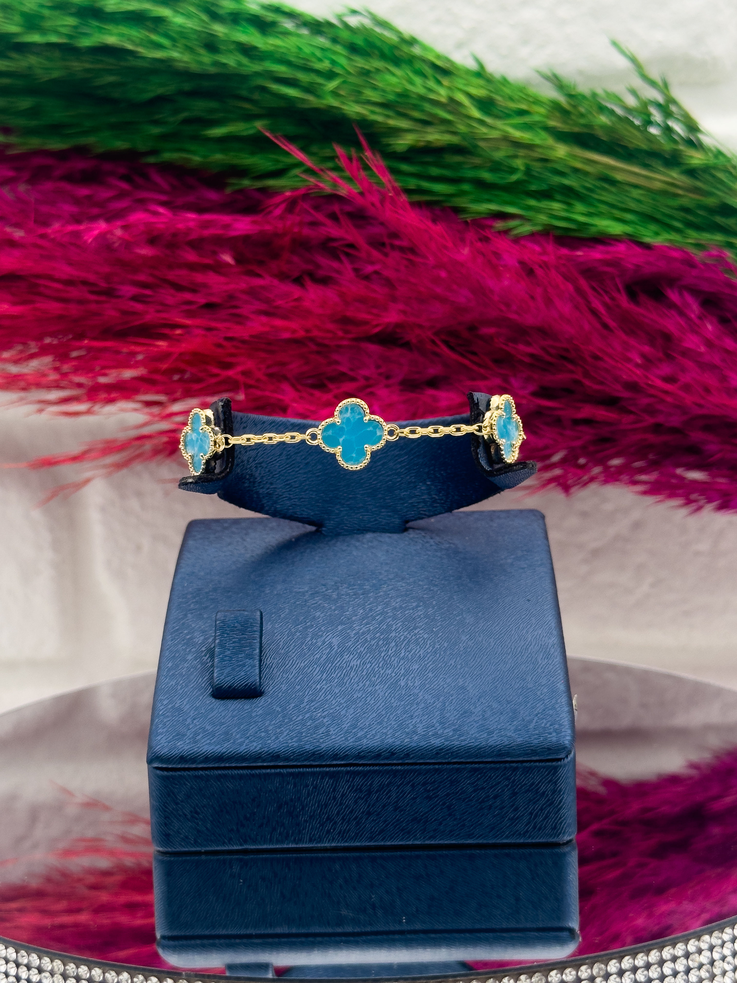 925 Ayar Gümüş 5’li Firuze Taşlı Gold Renk Yonca Modeli Zarif Kadın Bileklik