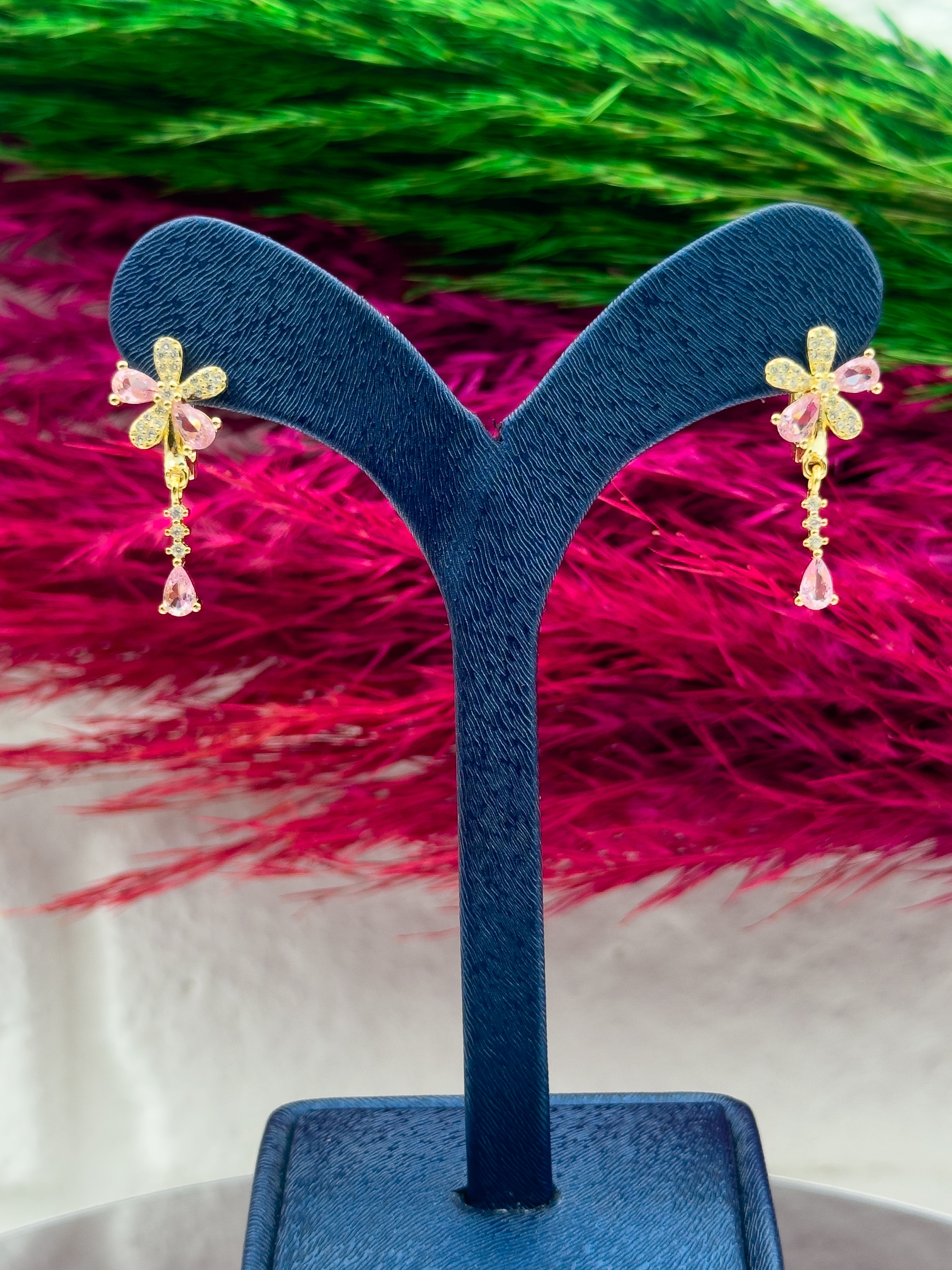 925 Ayar Gümüş Damla Modeli Sallantılı Gold Renk Popüler Kadın Küpe