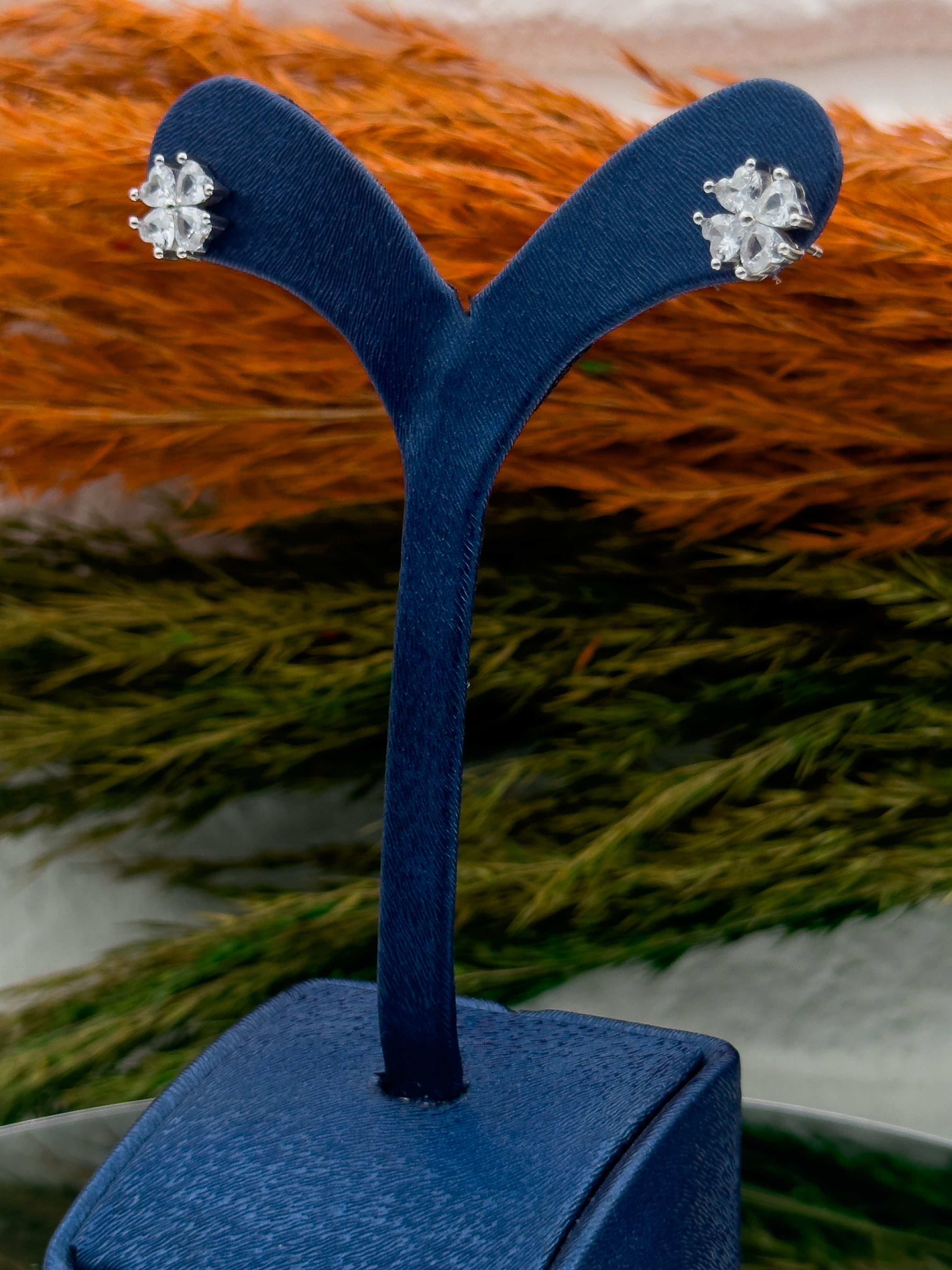 925 Ayar Gümüş Zirkon Taşlı Yonca Modeli Lüks Kadın Küpe