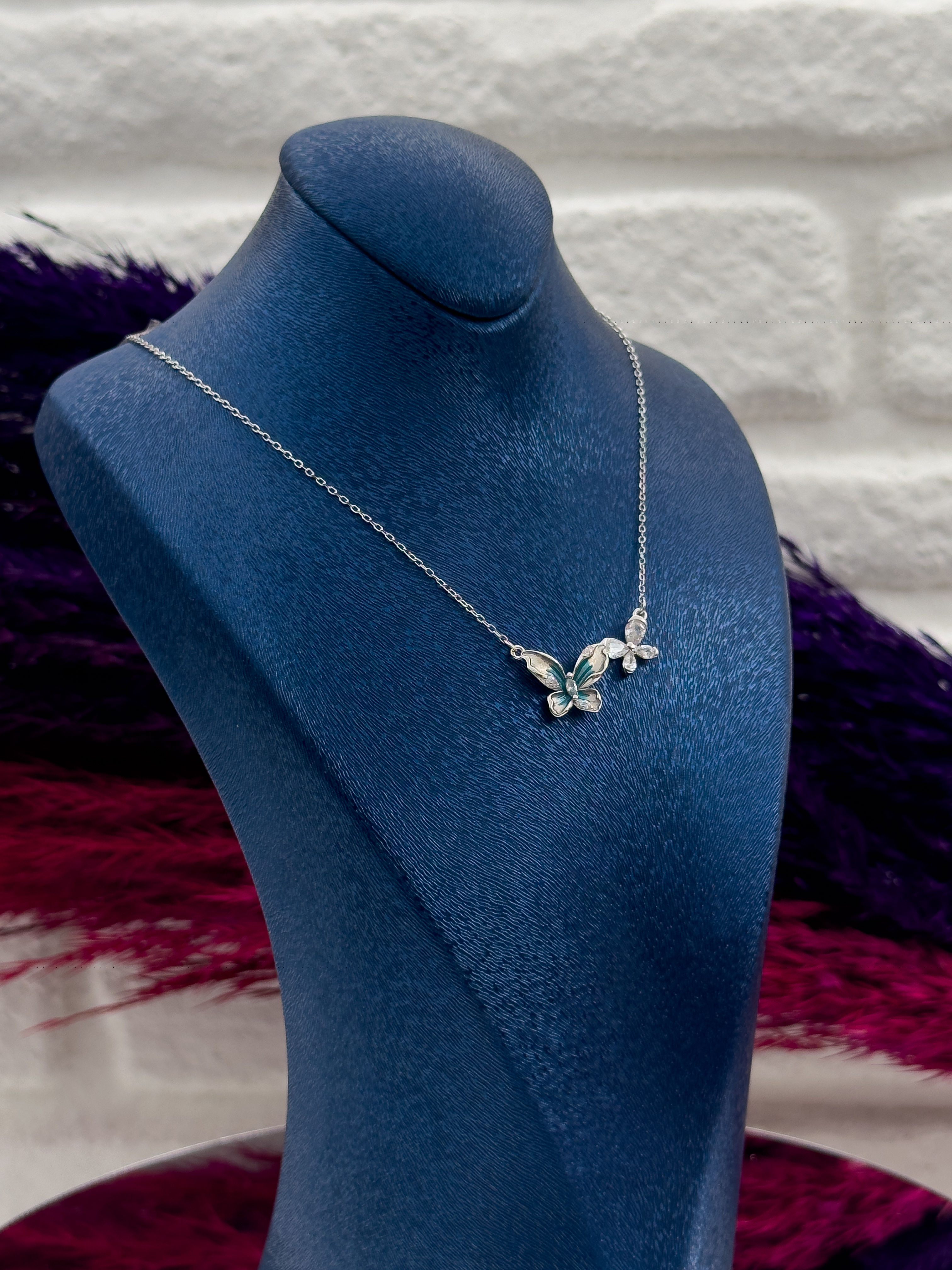 925 Ayar Gümüş Özel Tasarım Mineli Sıralı Kelebek Desenli Popüler Kadın Kolye