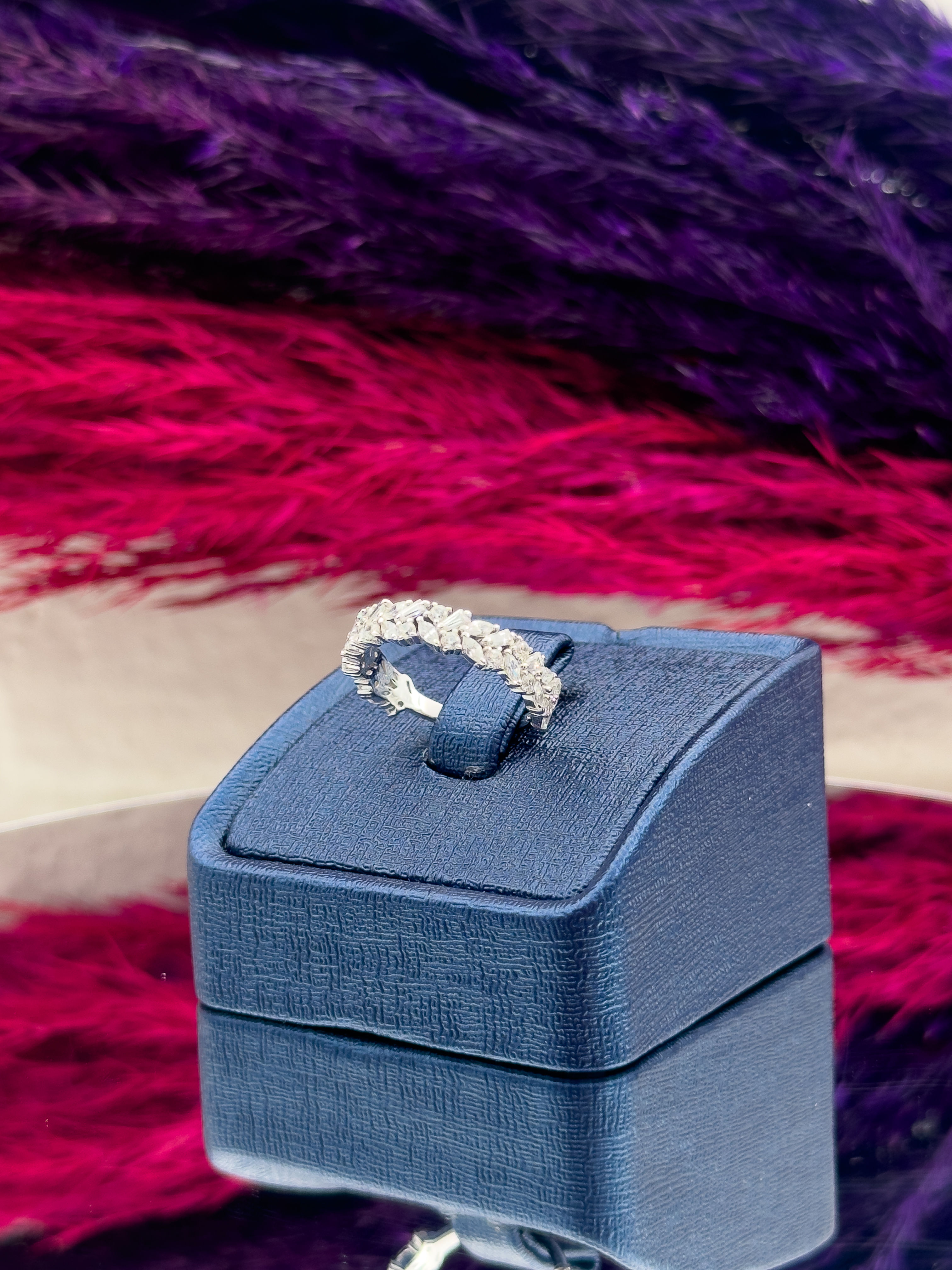 925 Ayar Gümüş Pırlanta Montürlü Yarım Tur Lüks Kadın Yüzük