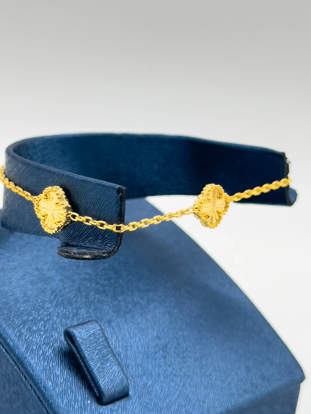 Gold Renk Taşsız 3'lü Yonca Kadın Gümüş Bileklik