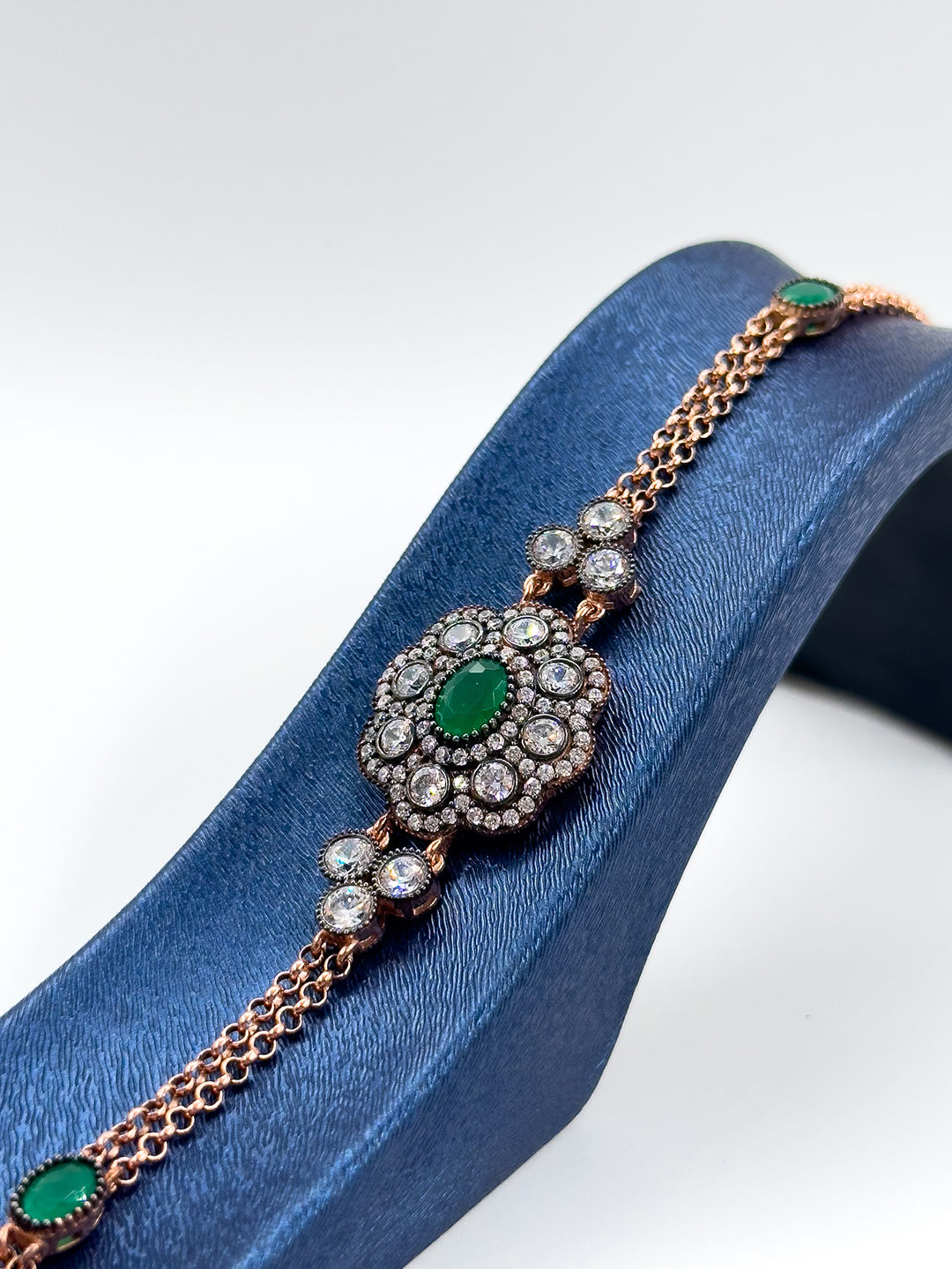 Zümrüt Taşlı Gül Modeli Elmas Kadın Gümüş Bileklik