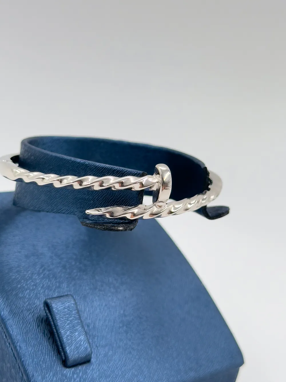 Spor Çivili Kadın Gümüş Bileklik