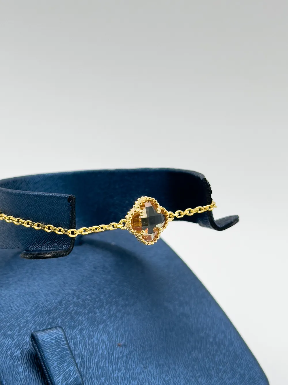 Strin Taşlı Gold Renk Yonca Kadın Gümüş Bileklik