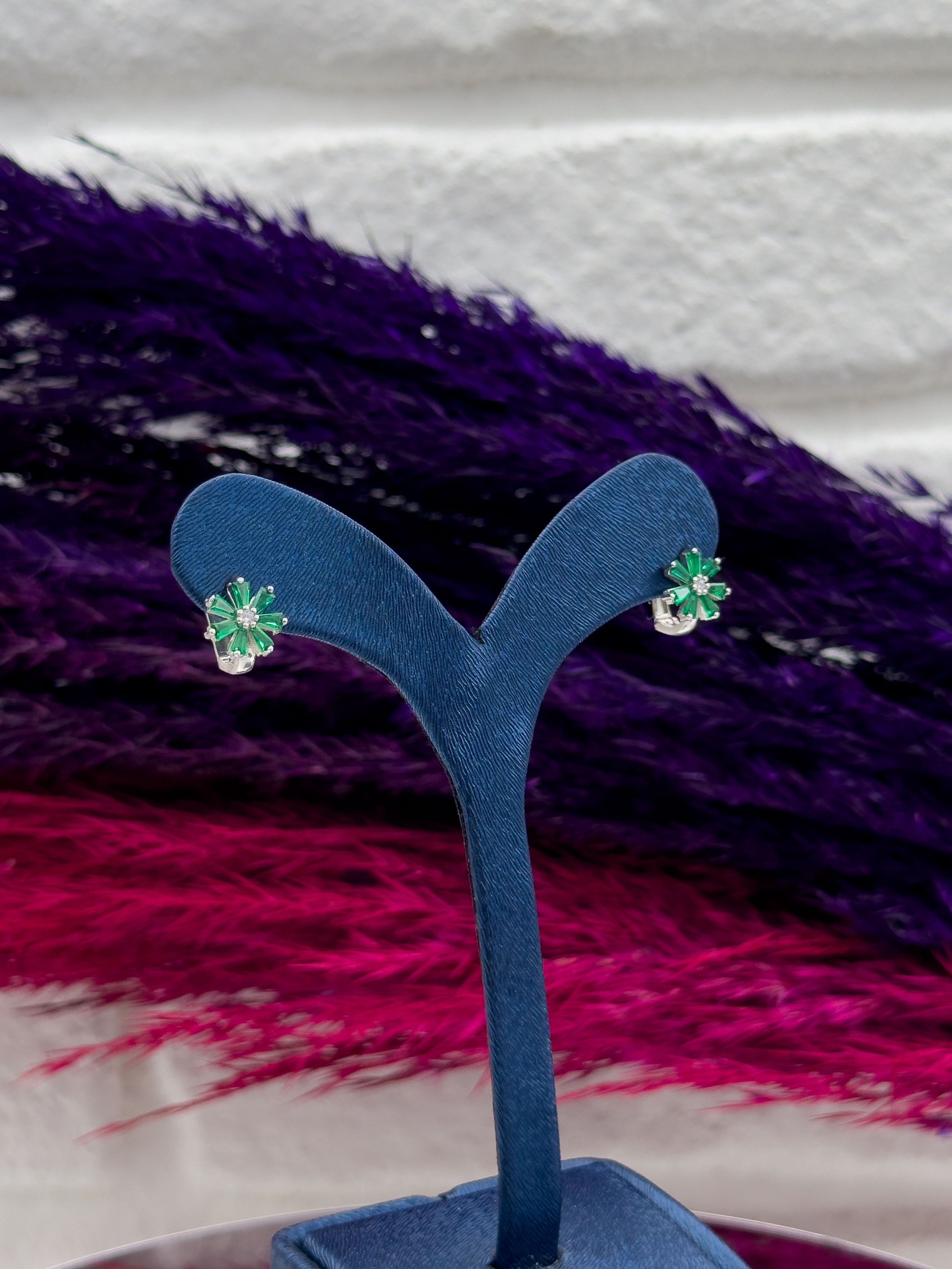 925 Ayar Gümüş Zümrüt Taşlı Zarif Çocuk Küpesi