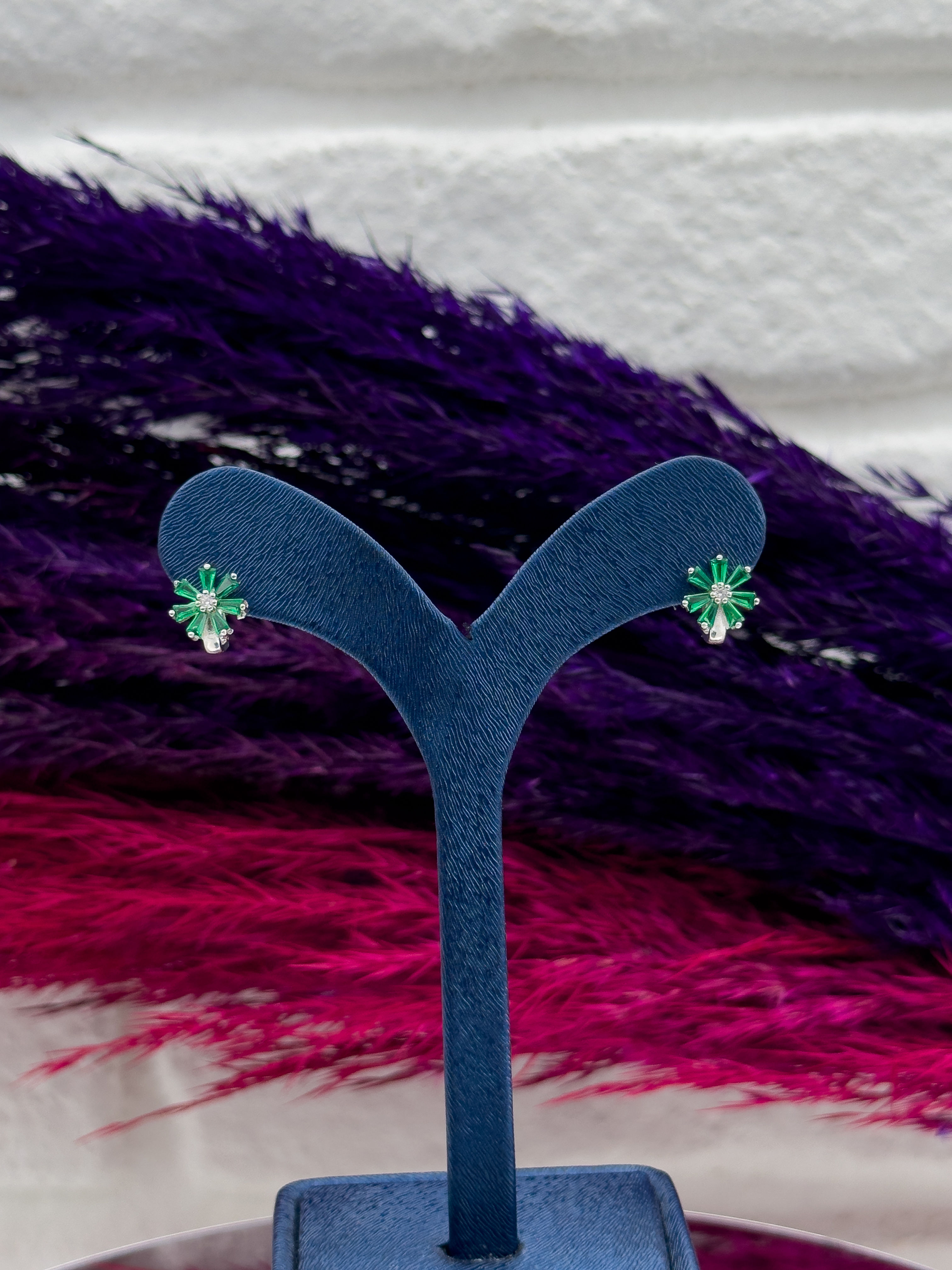 925 Ayar Gümüş Zümrüt Taşlı Zarif Çocuk Küpesi