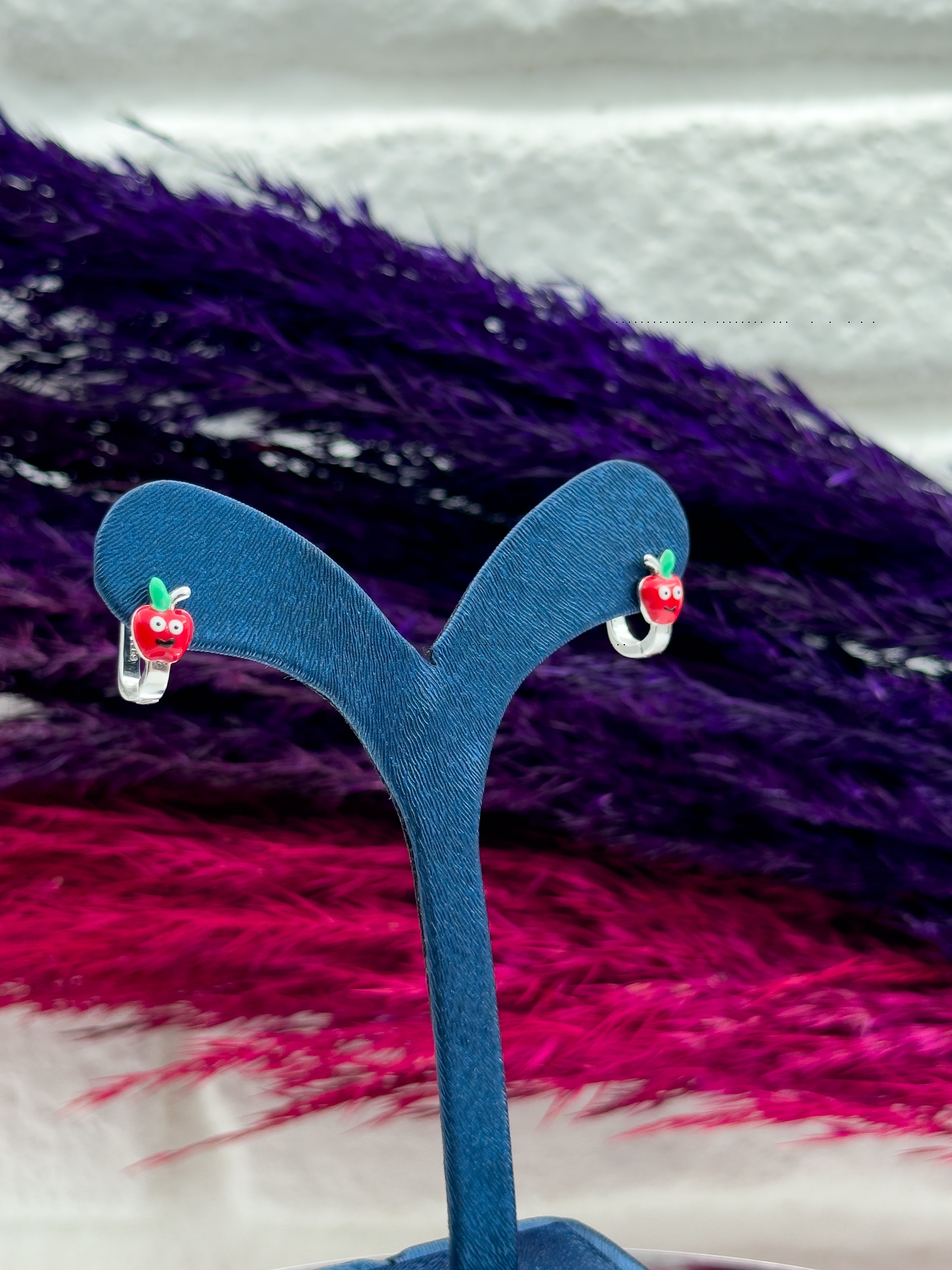 925 Ayar Gümüş Elma Figürlü Zarif Kız Çocuk Küpesi