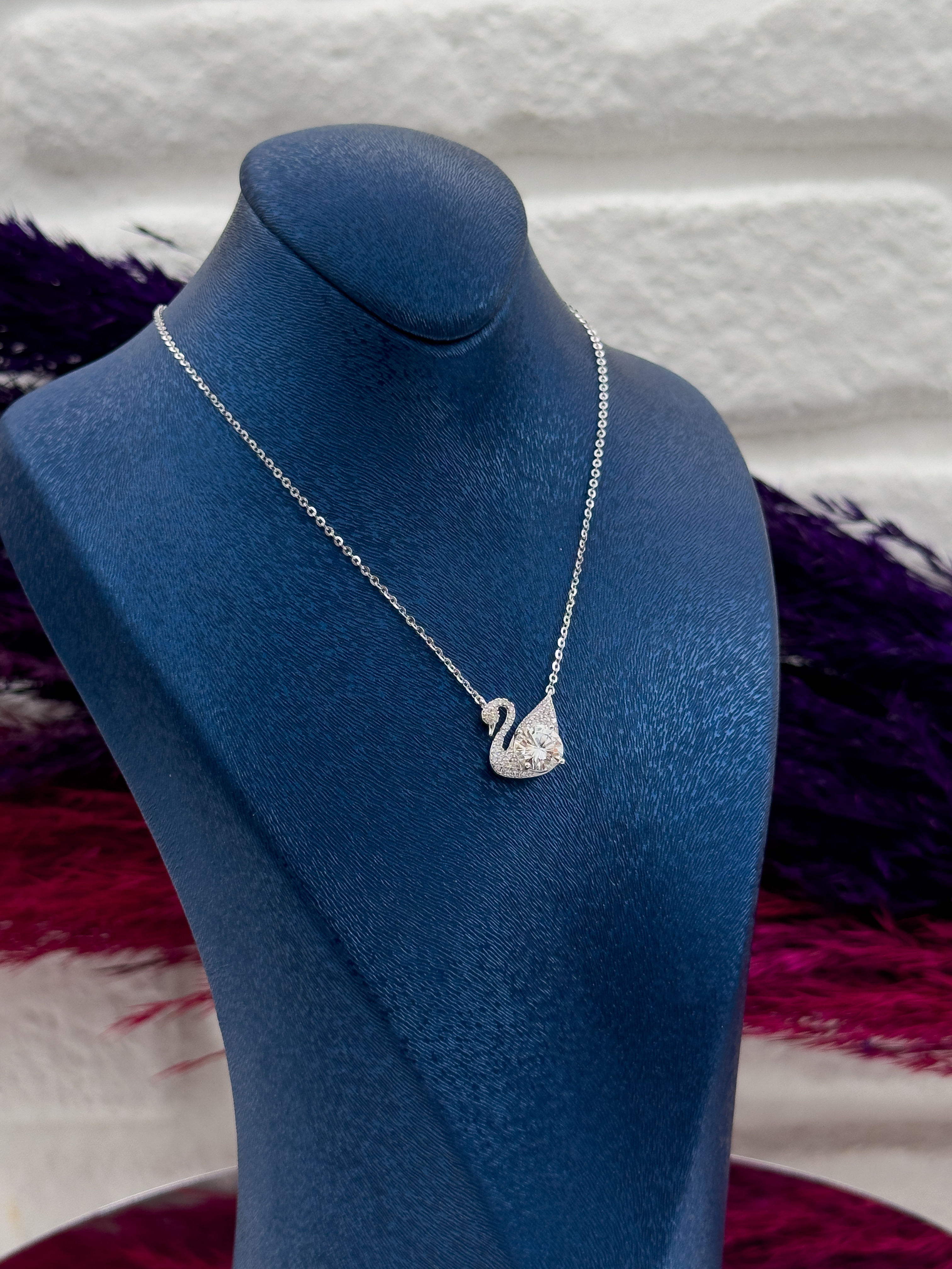 925 Ayar Gümüş Mosanite Taşlı Kuğu Modeli Aşk Temalı Zarif Kadın Kolye