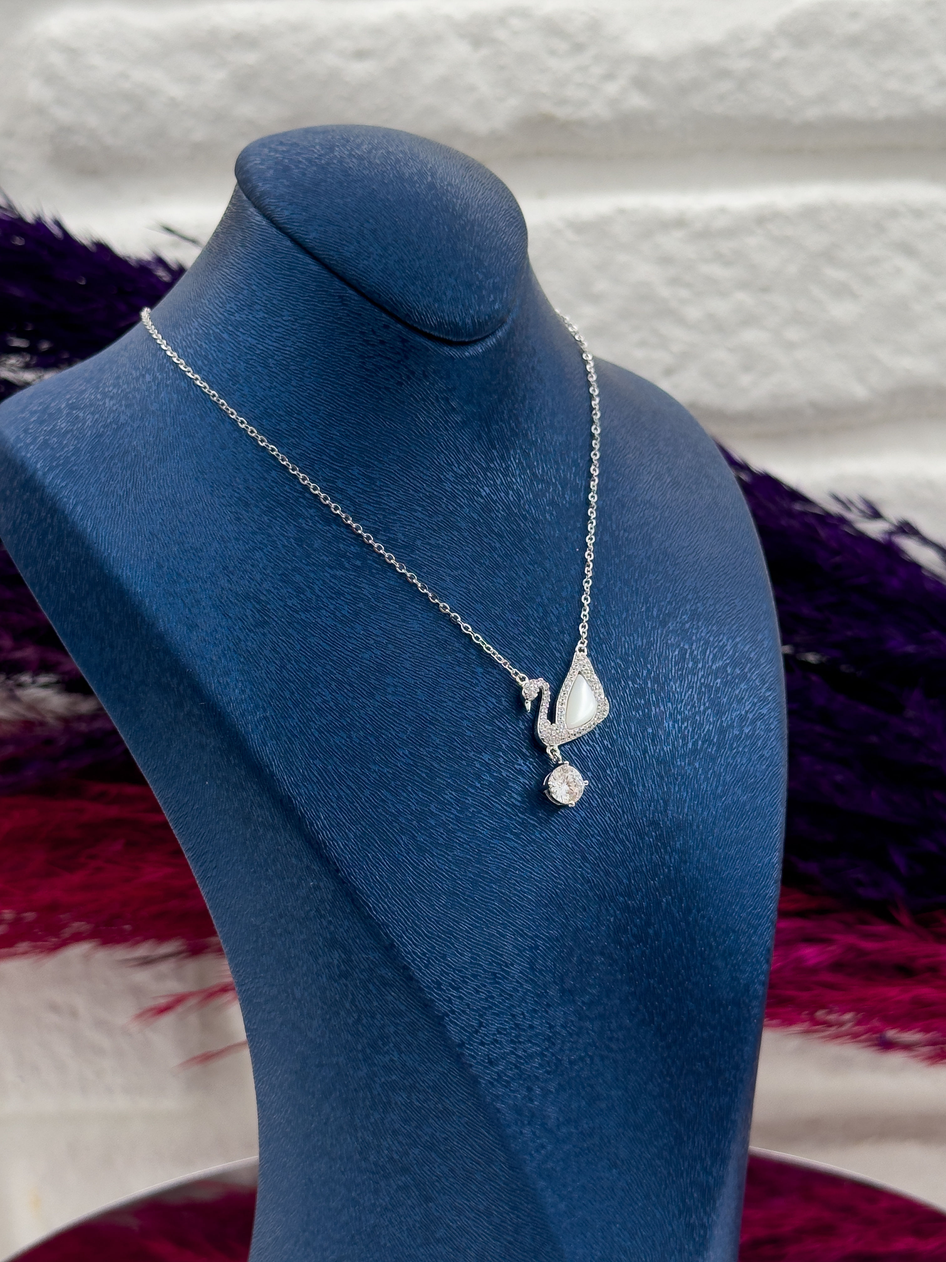 925 Ayar Gümüş Sedef Taşlı Kuğu Modeli Zarif Kadın Kolye