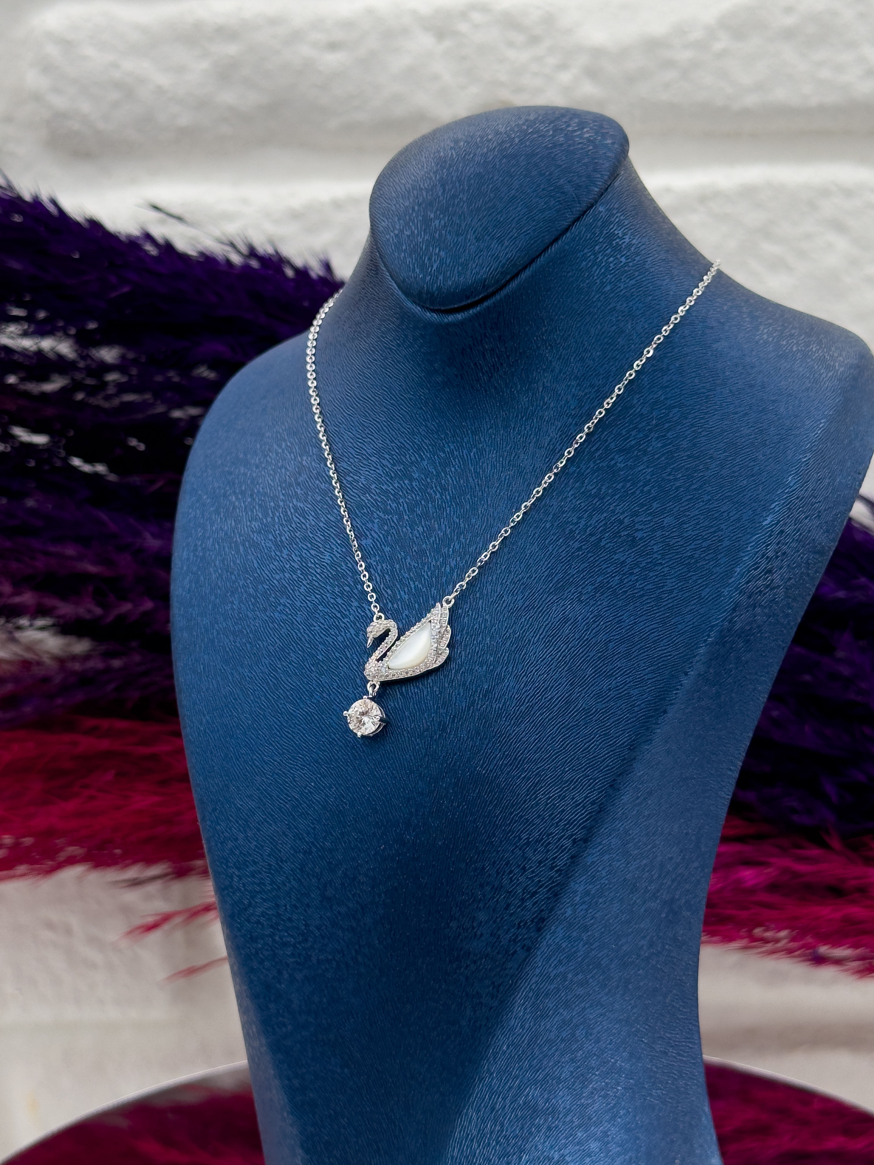 925 Ayar Gümüş Sedef Taşlı Kuğu Modeli Zarif Kadın Kolye