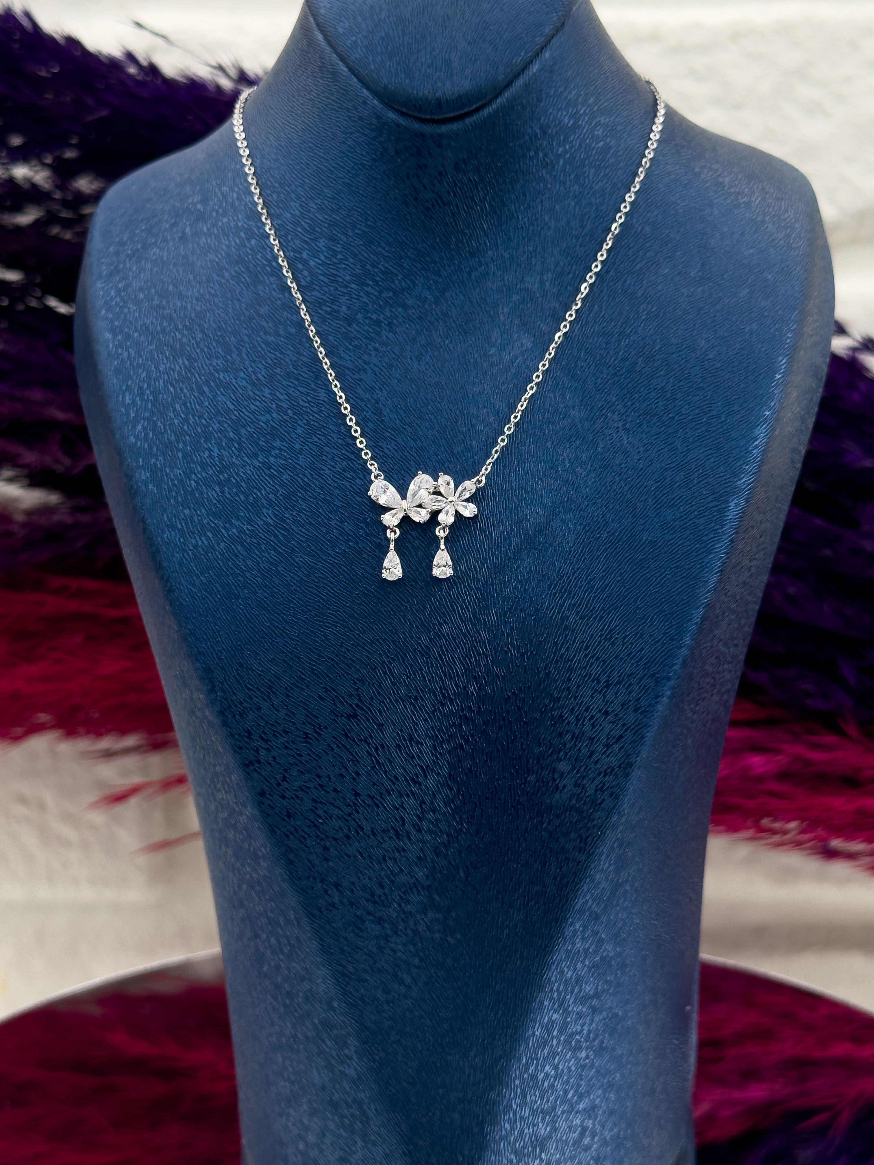 925 Ayar Gümüş Damla Taşlı Lotus Modeli Zarif Kadın Kolye