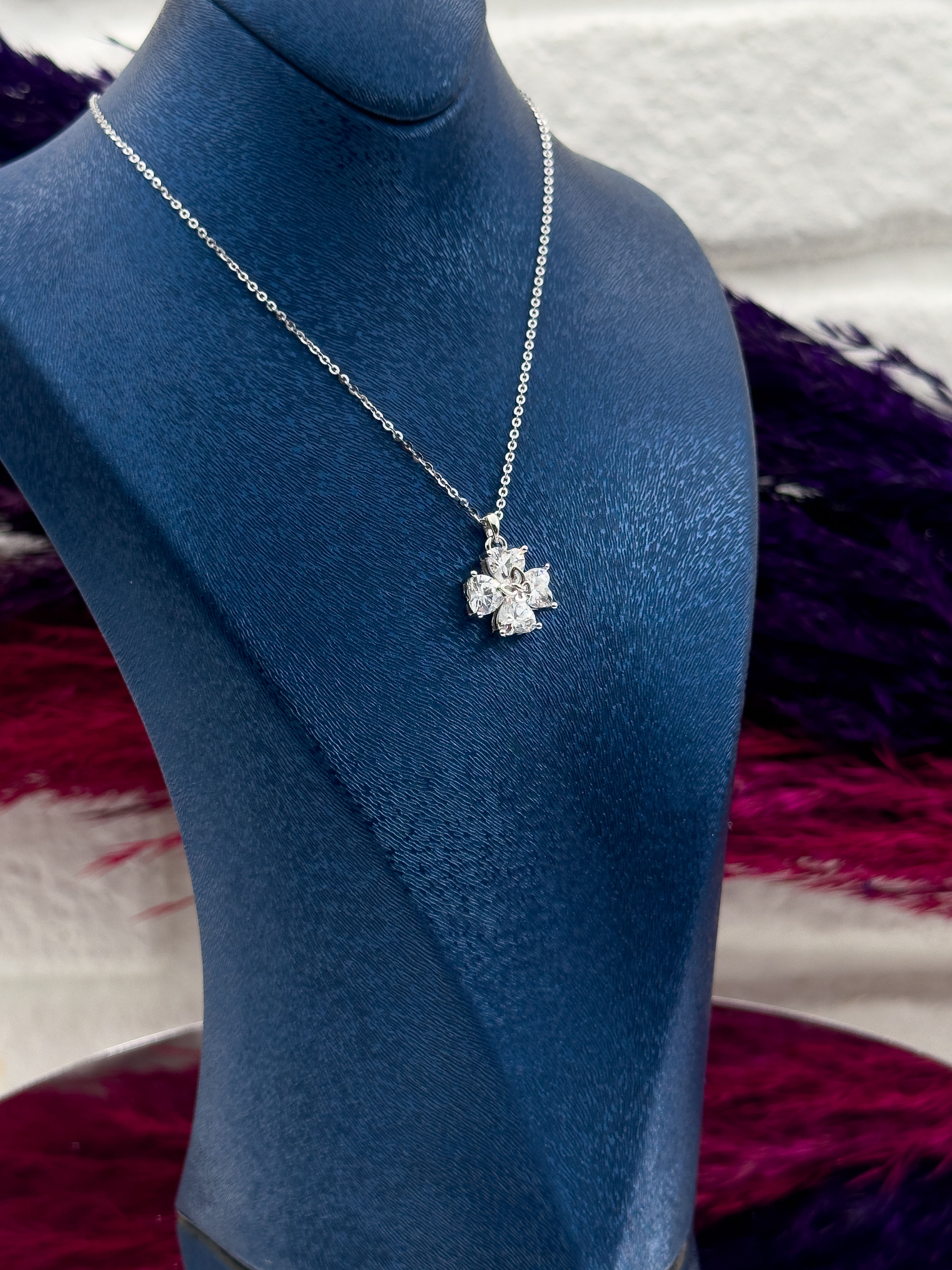 925 Ayar Gümüş Kalpli Zirkon Taşlı Yonca Tasarım Trend Kadın Kolye