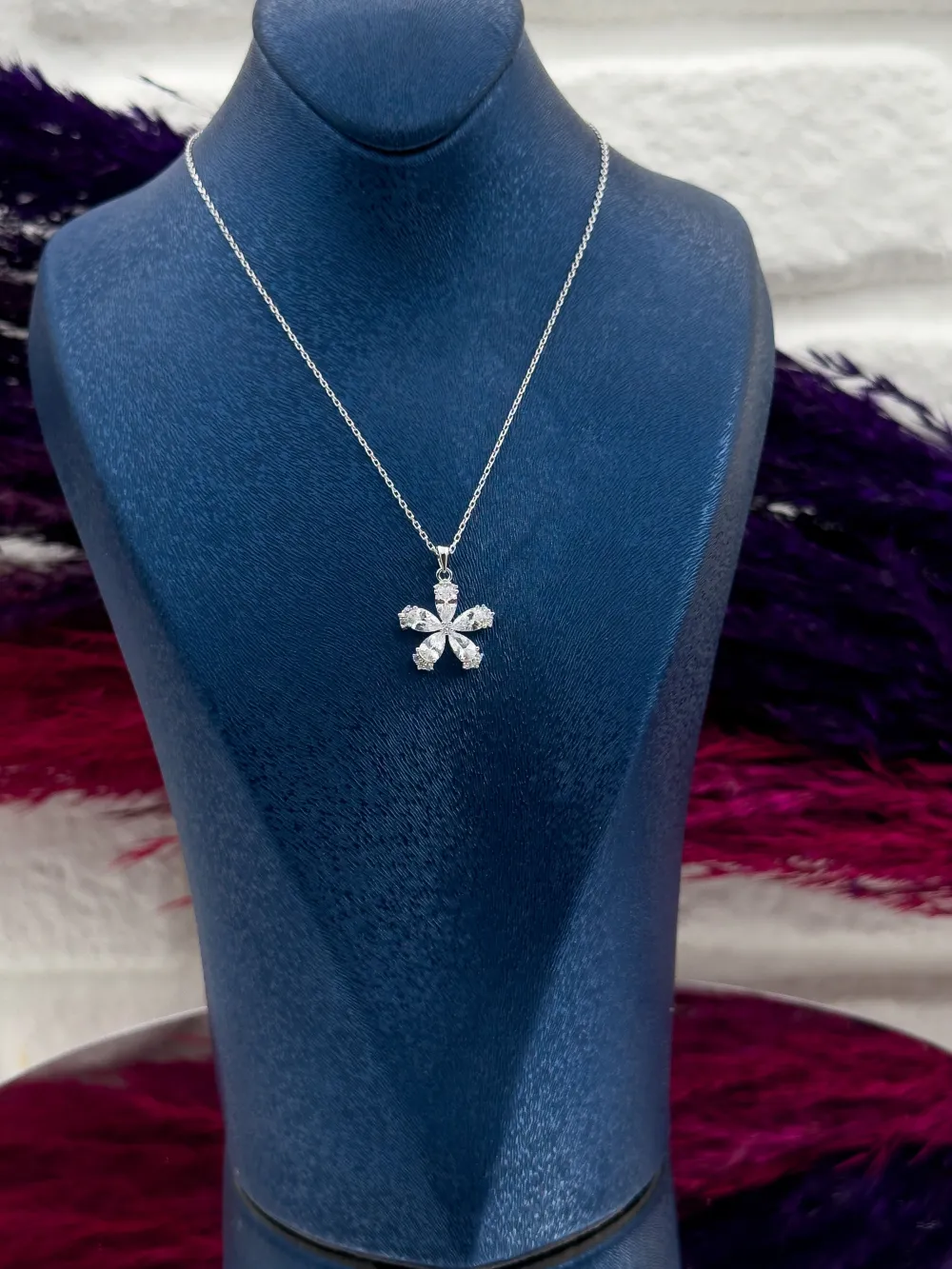 925 Ayar Gümüş Zirkon Taşlı Lotus Modeli Zarif Kadın Kolye