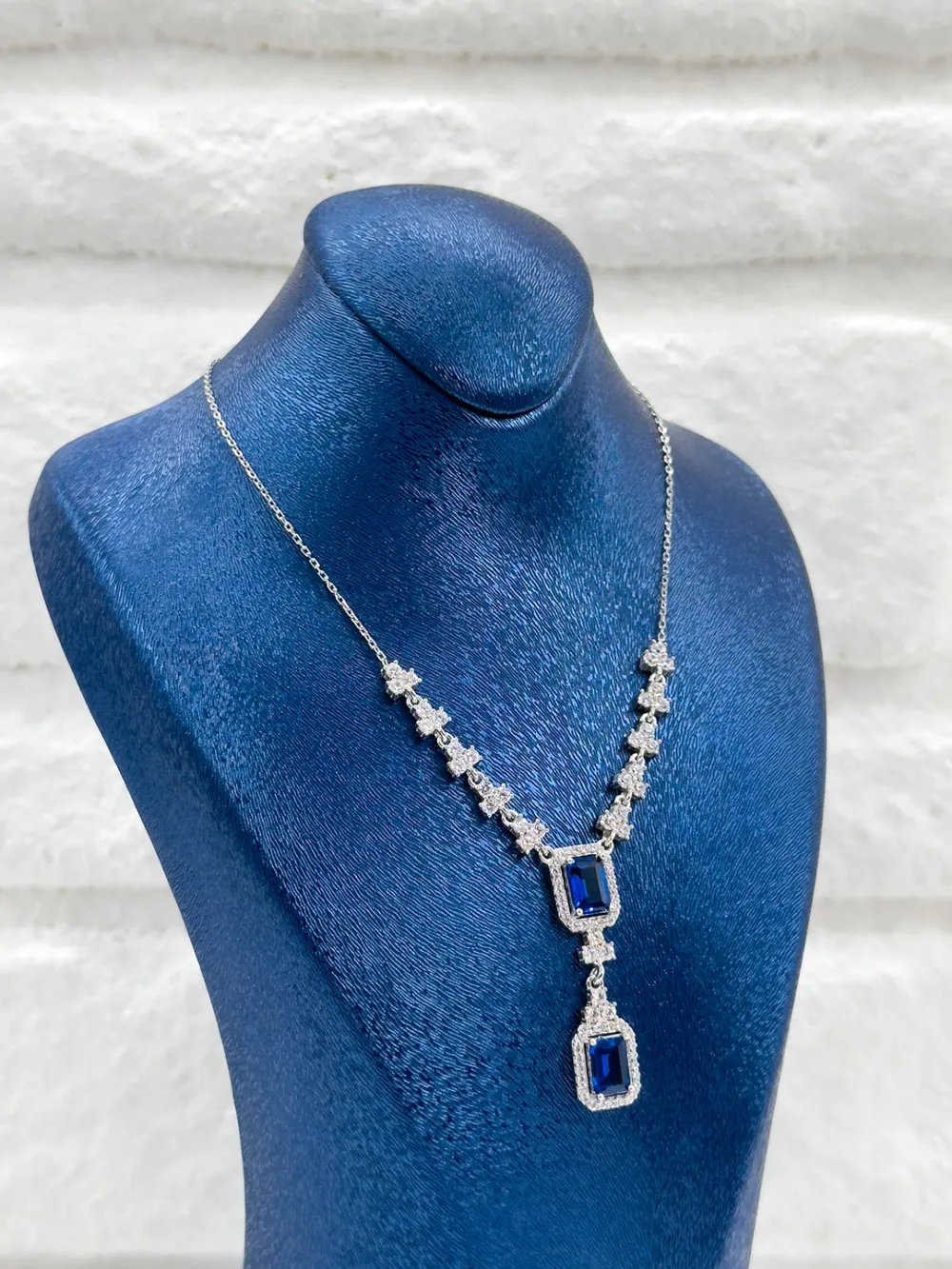 Özel Tasarım Safir Taşlı V Model Kadın Gümüş Kolye