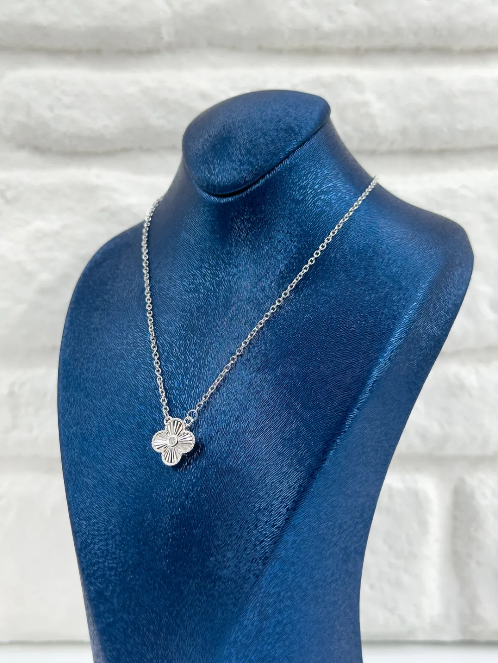 Tekli Spor Yonca Kadın Gümüş Kolye