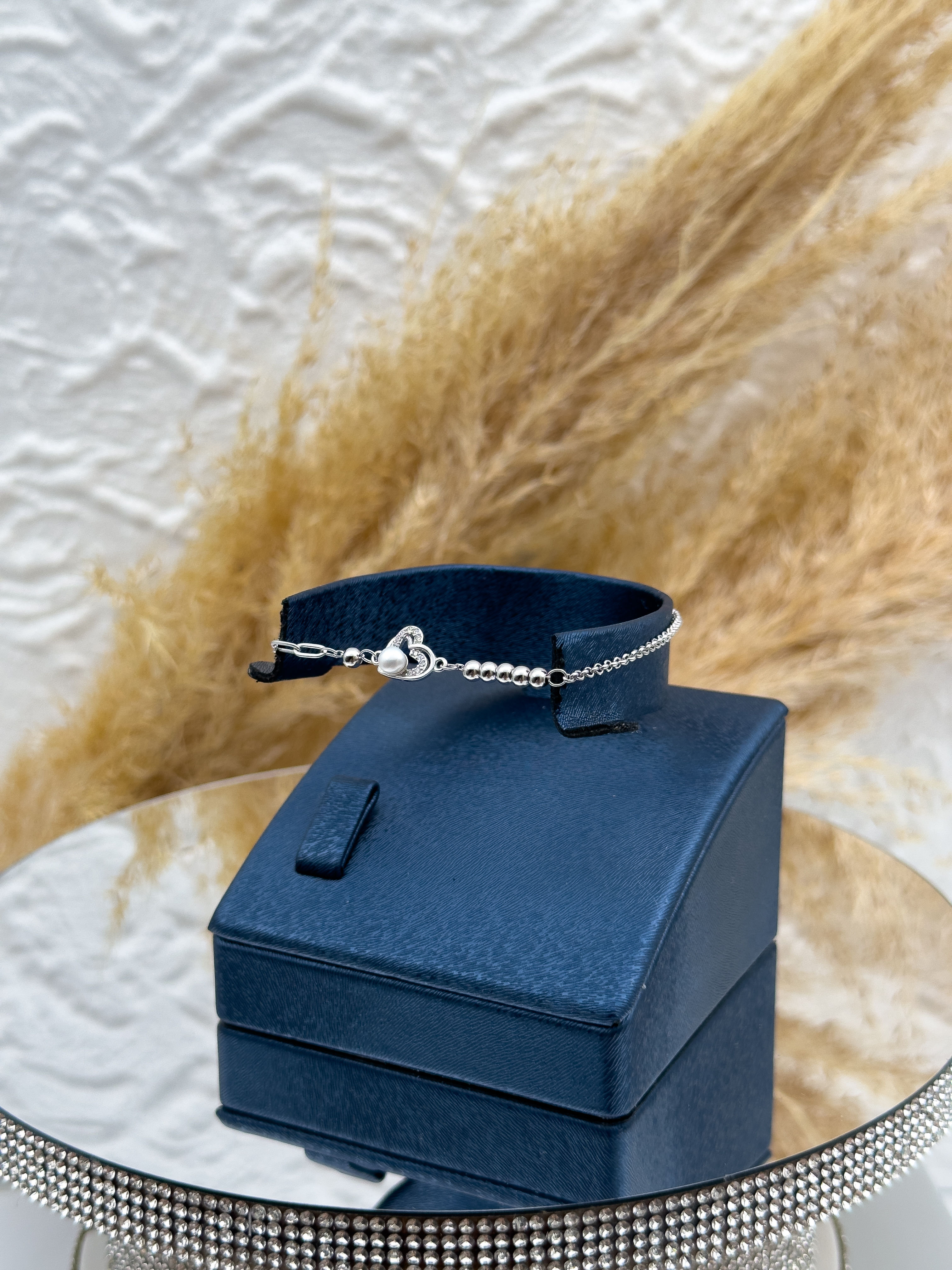 925 Ayar Gümüş Kalpli İnci Detaylı Spor Kadın Bileklik – Modern ve Zarif Tasarım