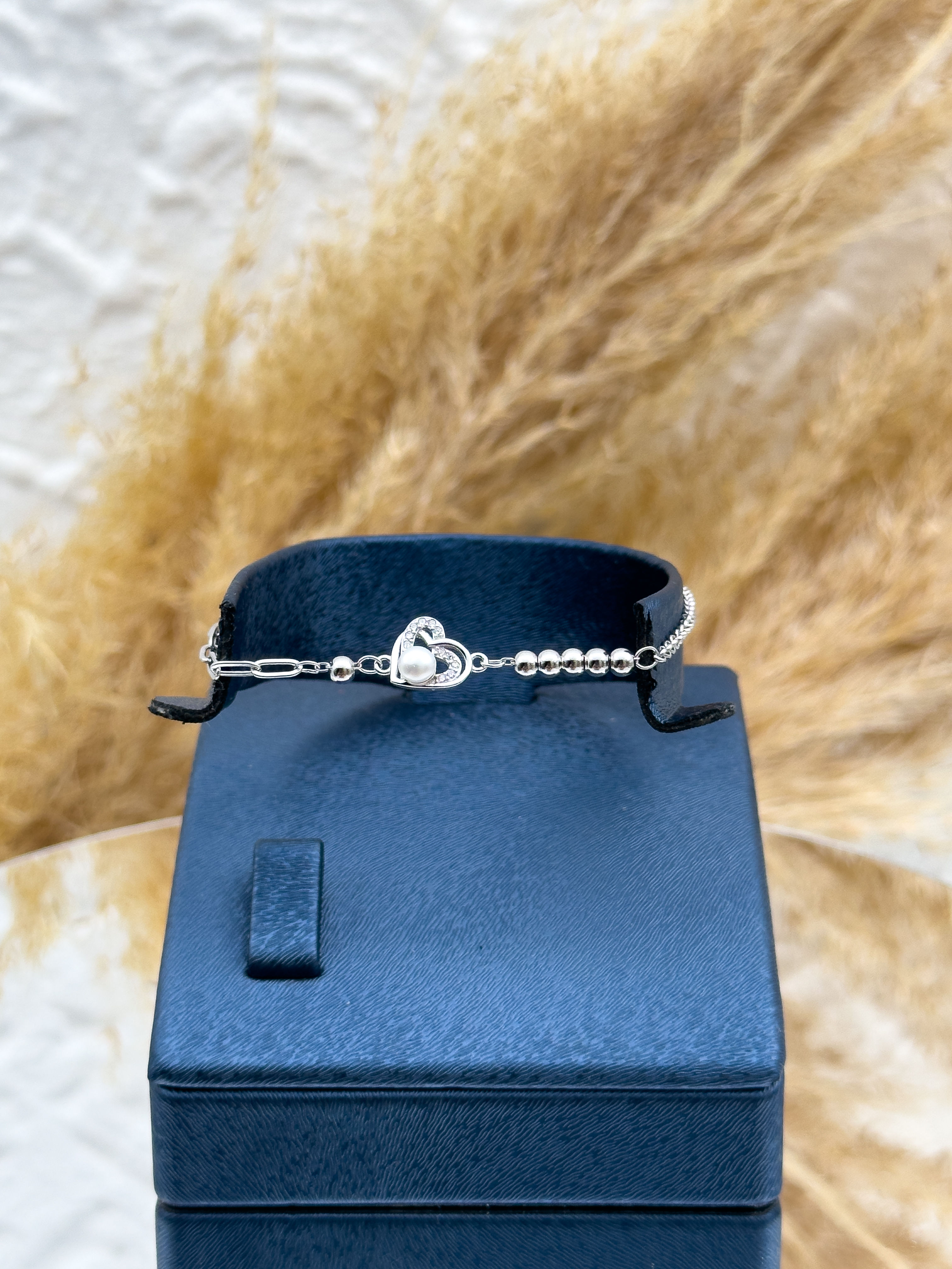 925 Ayar Gümüş Kalpli İnci Detaylı Spor Kadın Bileklik – Modern ve Zarif Tasarım