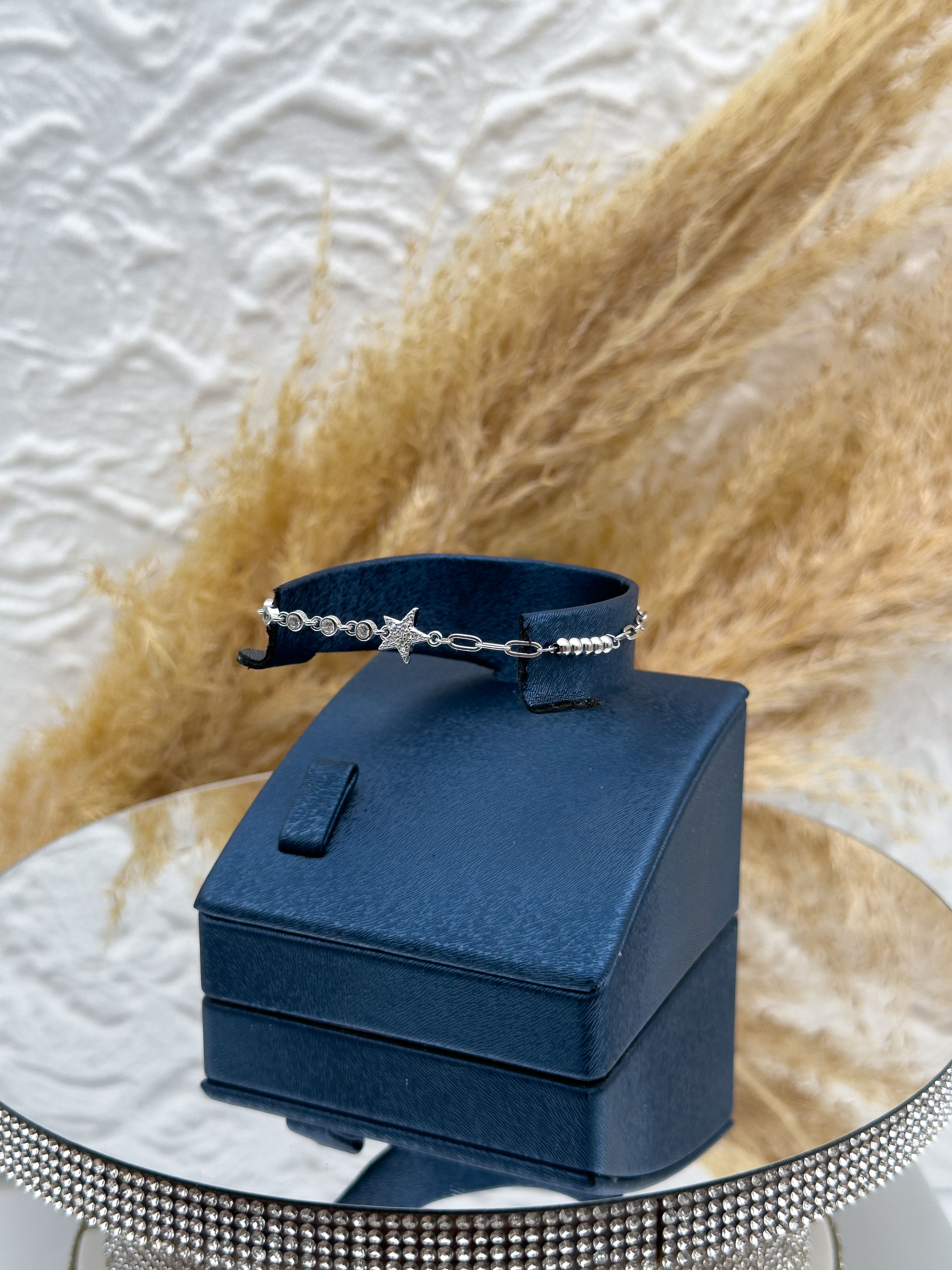 925 Ayar Gümüş Yarım Su Yolu Yıldız Figürlü Kadın Bileklik – Taşlı, Zarif ve Işıltılı Tasarım