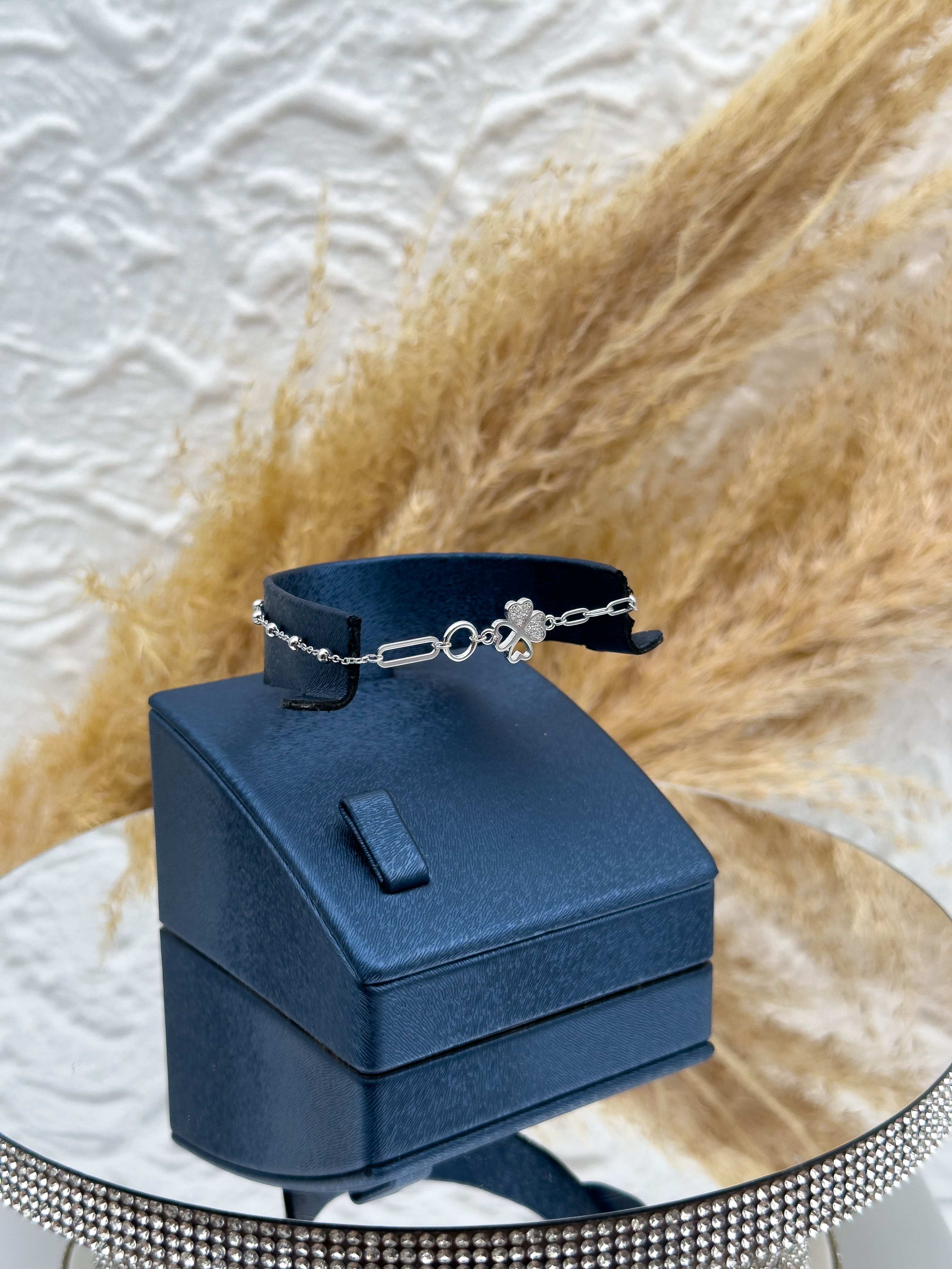 925 Ayar Gümüş Yonca Figürlü Spor Kadın Bileklik – Taş Detaylı, Şans ve Zarafet Bir Arada