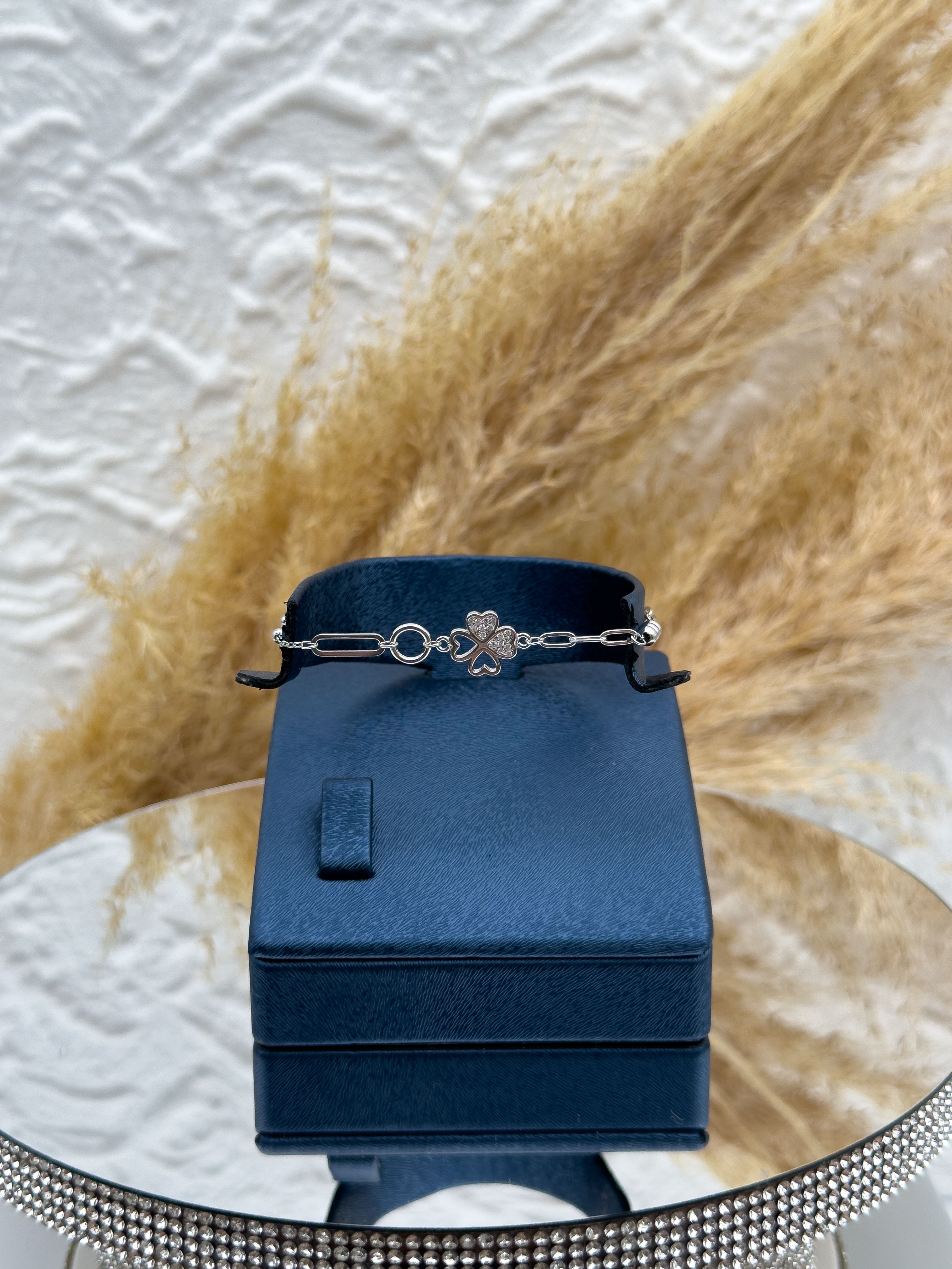 925 Ayar Gümüş Yonca Figürlü Spor Kadın Bileklik – Taş Detaylı, Şans ve Zarafet Bir Arada