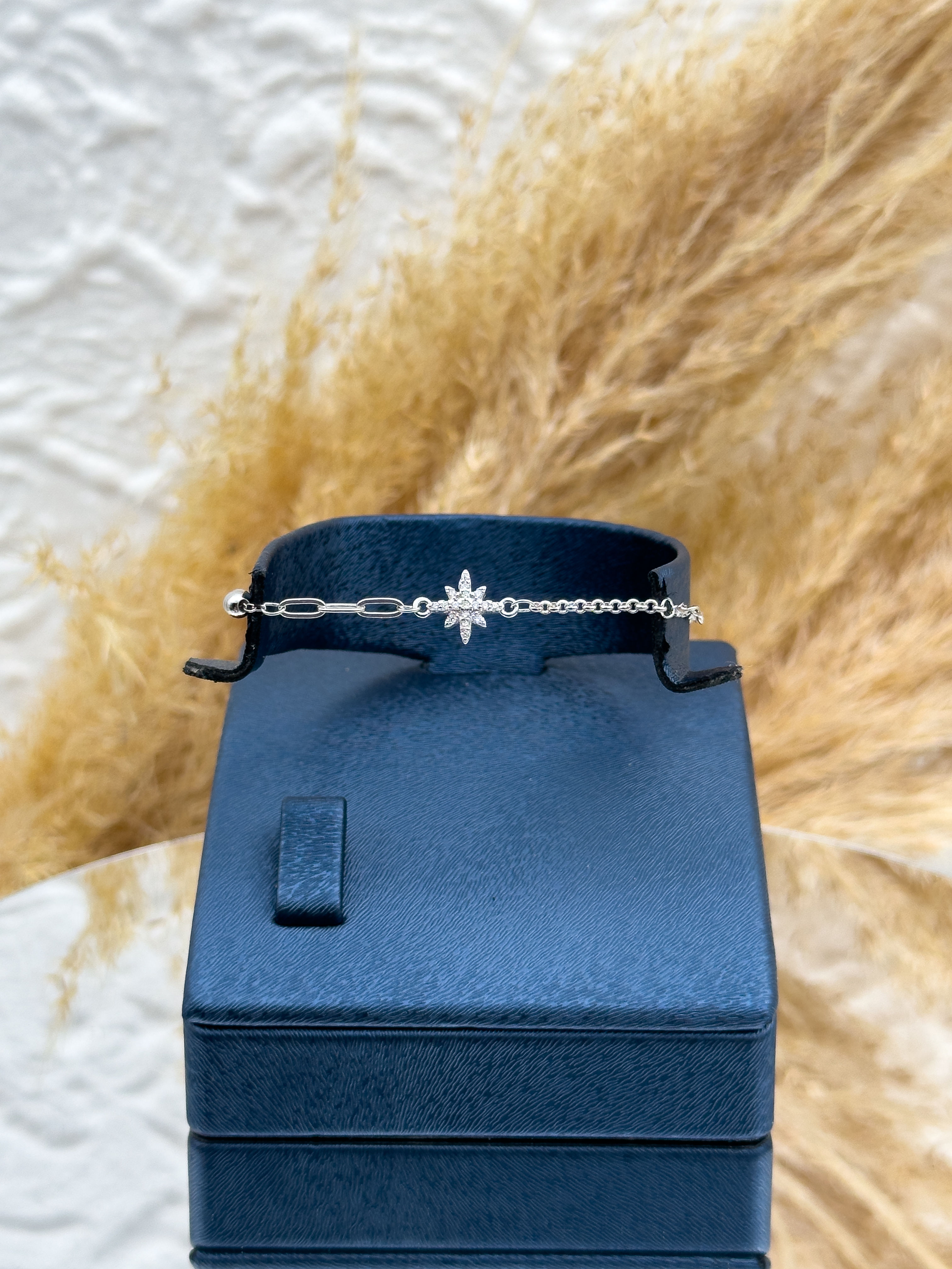 925 Ayar Gümüş Kuzey Yıldızı Figürlü Spor Kadın Bileklik – Taş Detaylı Zarif Tasarım