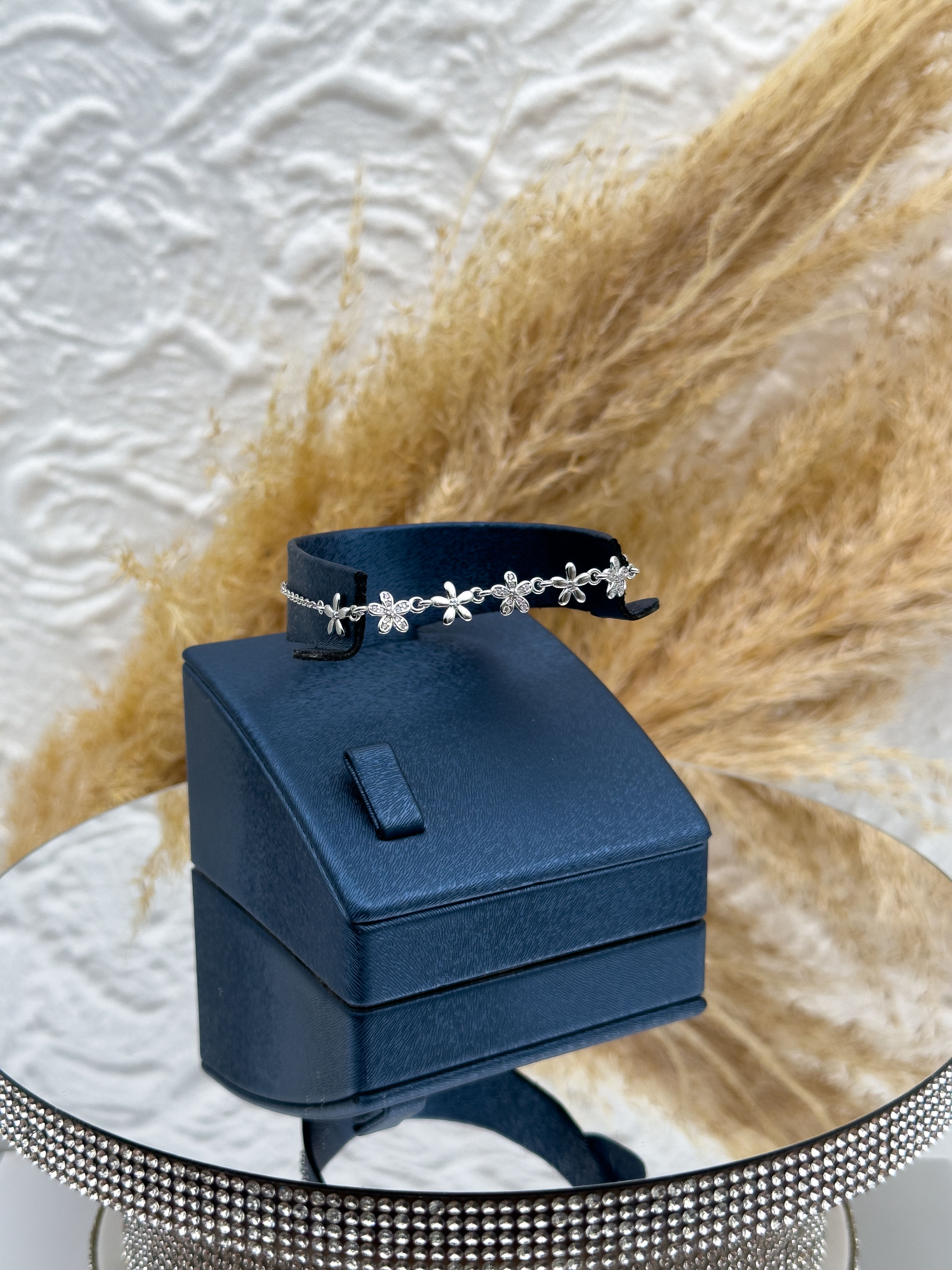 925 Ayar Gümüş Sıralı Yonca Figürlü Spor Kadın Bileklik – Şans ve Zarafeti Bir Arada