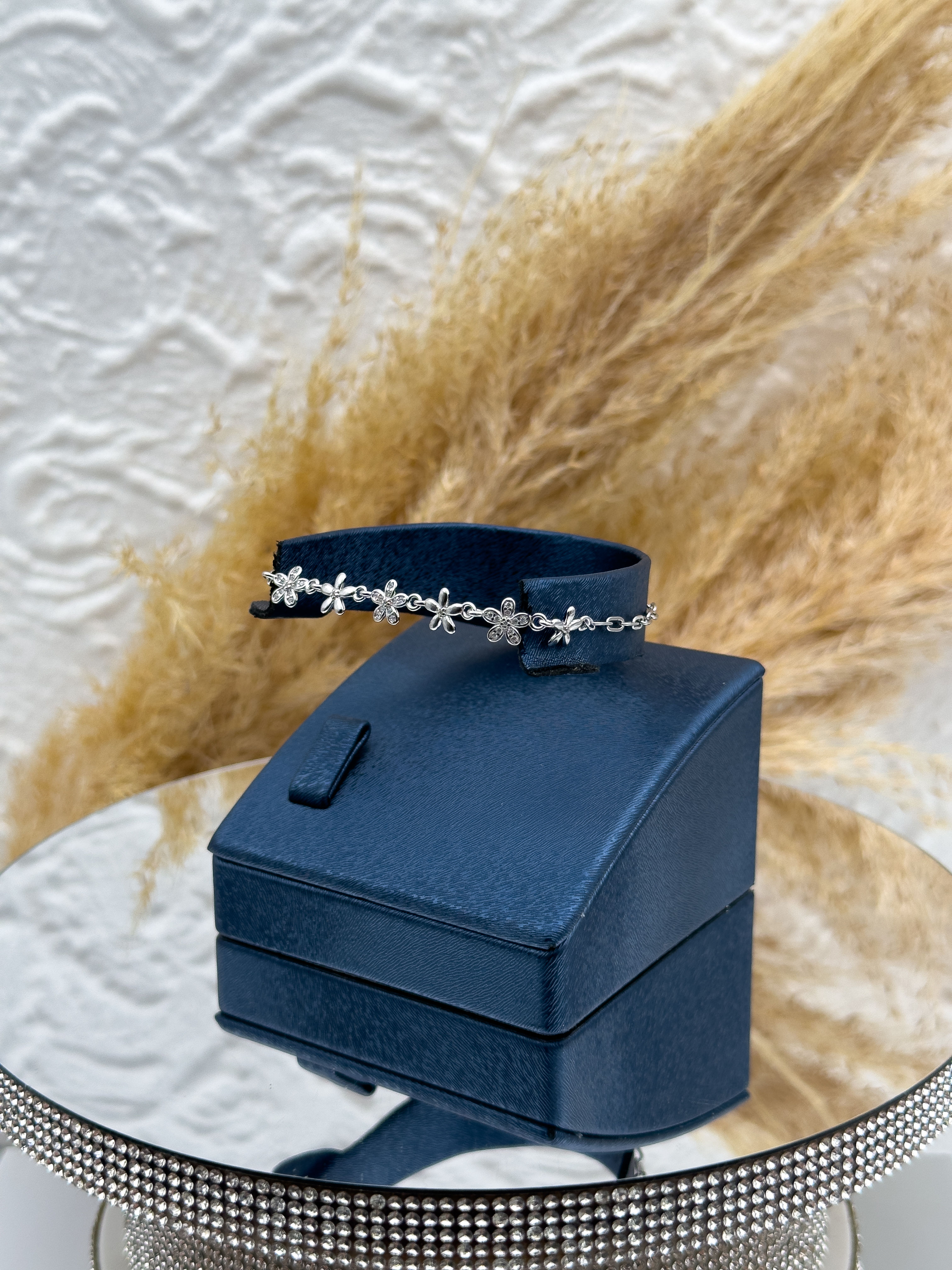 925 Ayar Gümüş Sıralı Yonca Figürlü Spor Kadın Bileklik – Şans ve Zarafeti Bir Arada