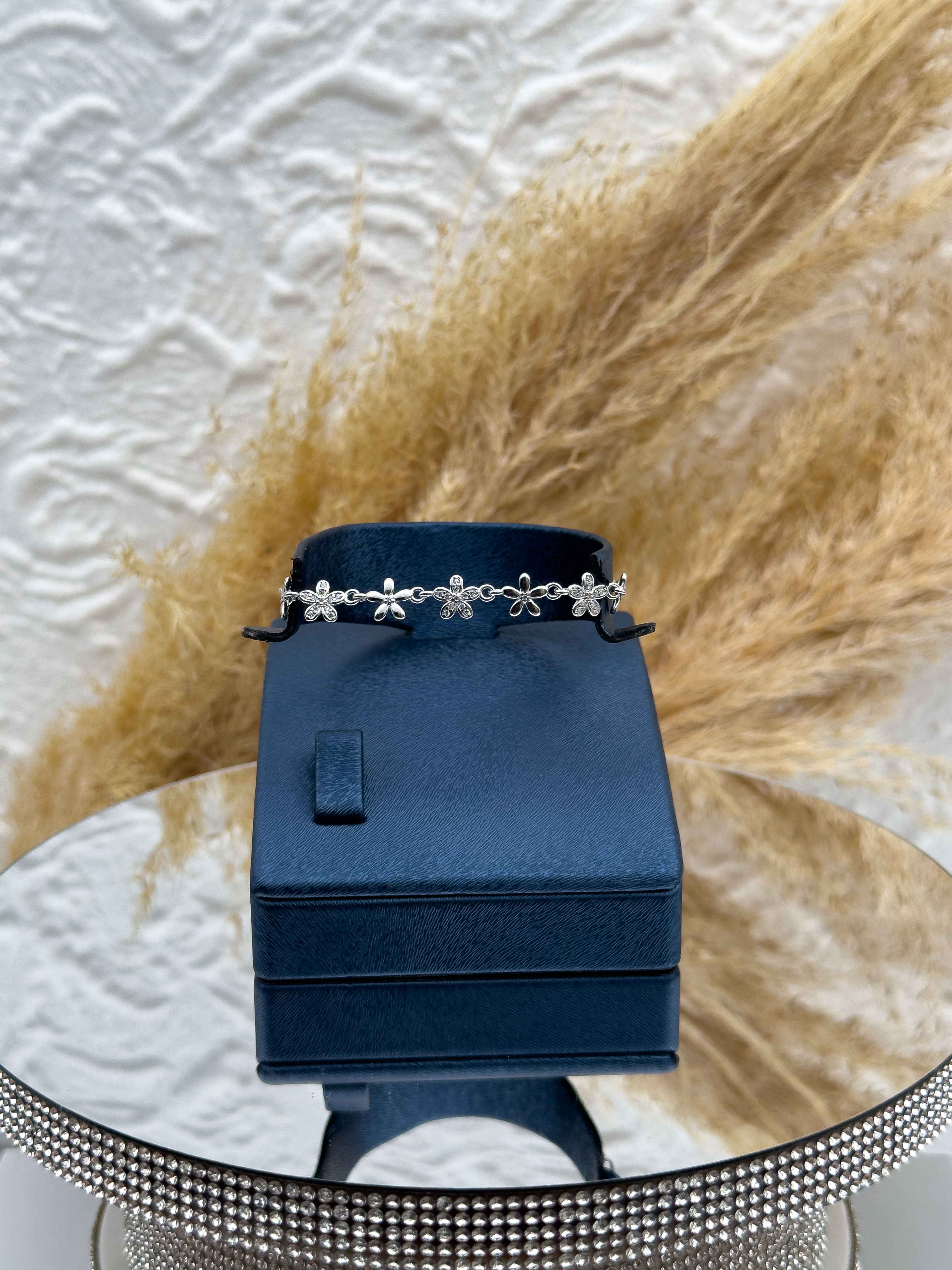 925 Ayar Gümüş Sıralı Yonca Figürlü Spor Kadın Bileklik – Şans ve Zarafeti Bir Arada