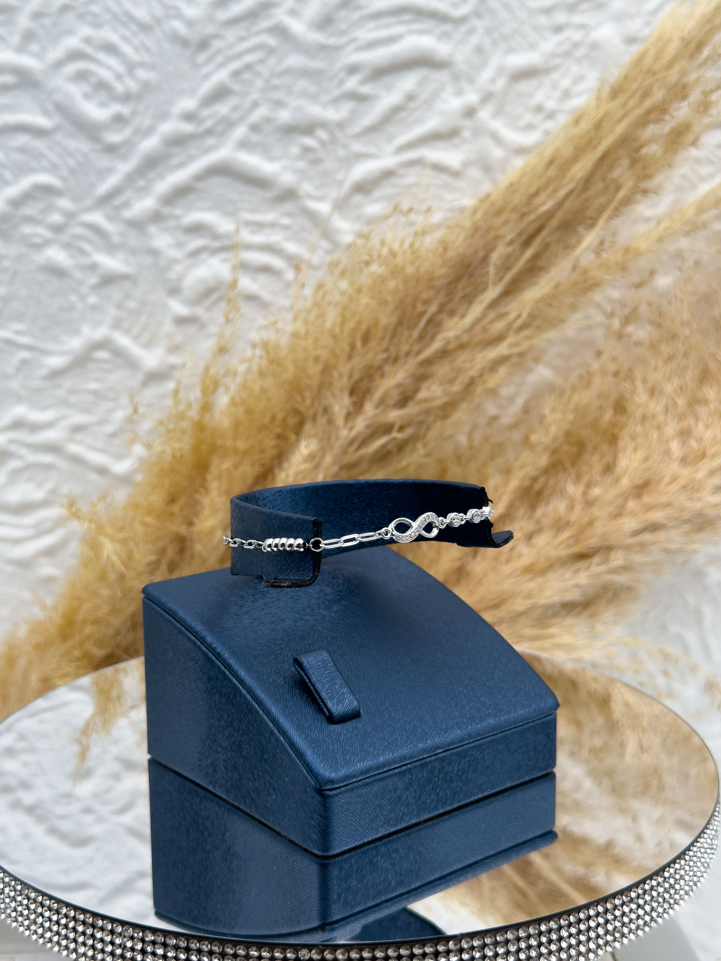 925 Ayar Gümüş Yarım Su Yolu Sonsuzluk Figürlü Kadın Bileklik – Zarif, Anlamlı ve Şık Tasarım