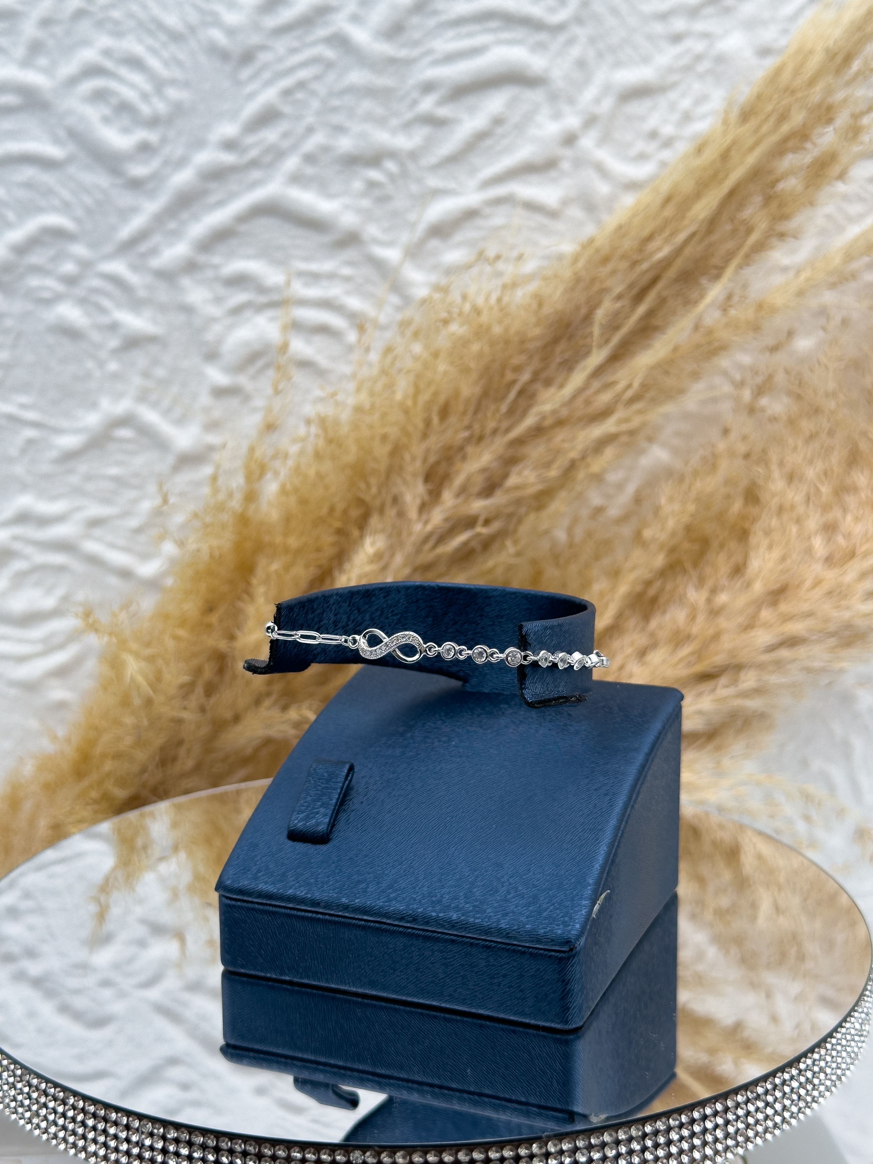 925 Ayar Gümüş Yarım Su Yolu Sonsuzluk Figürlü Kadın Bileklik – Zarif, Anlamlı ve Şık Tasarım