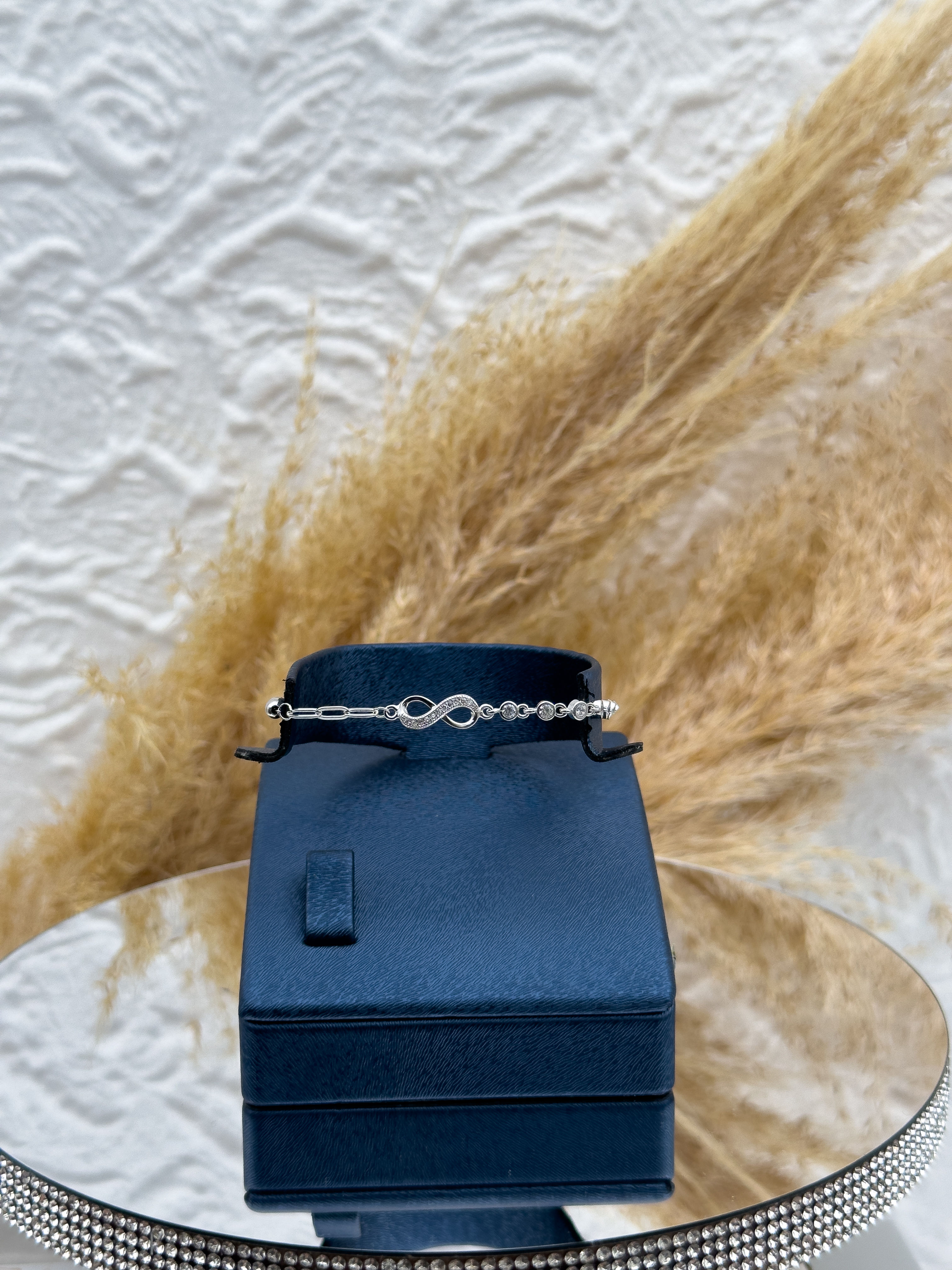 925 Ayar Gümüş Yarım Su Yolu Sonsuzluk Figürlü Kadın Bileklik – Zarif, Anlamlı ve Şık Tasarım