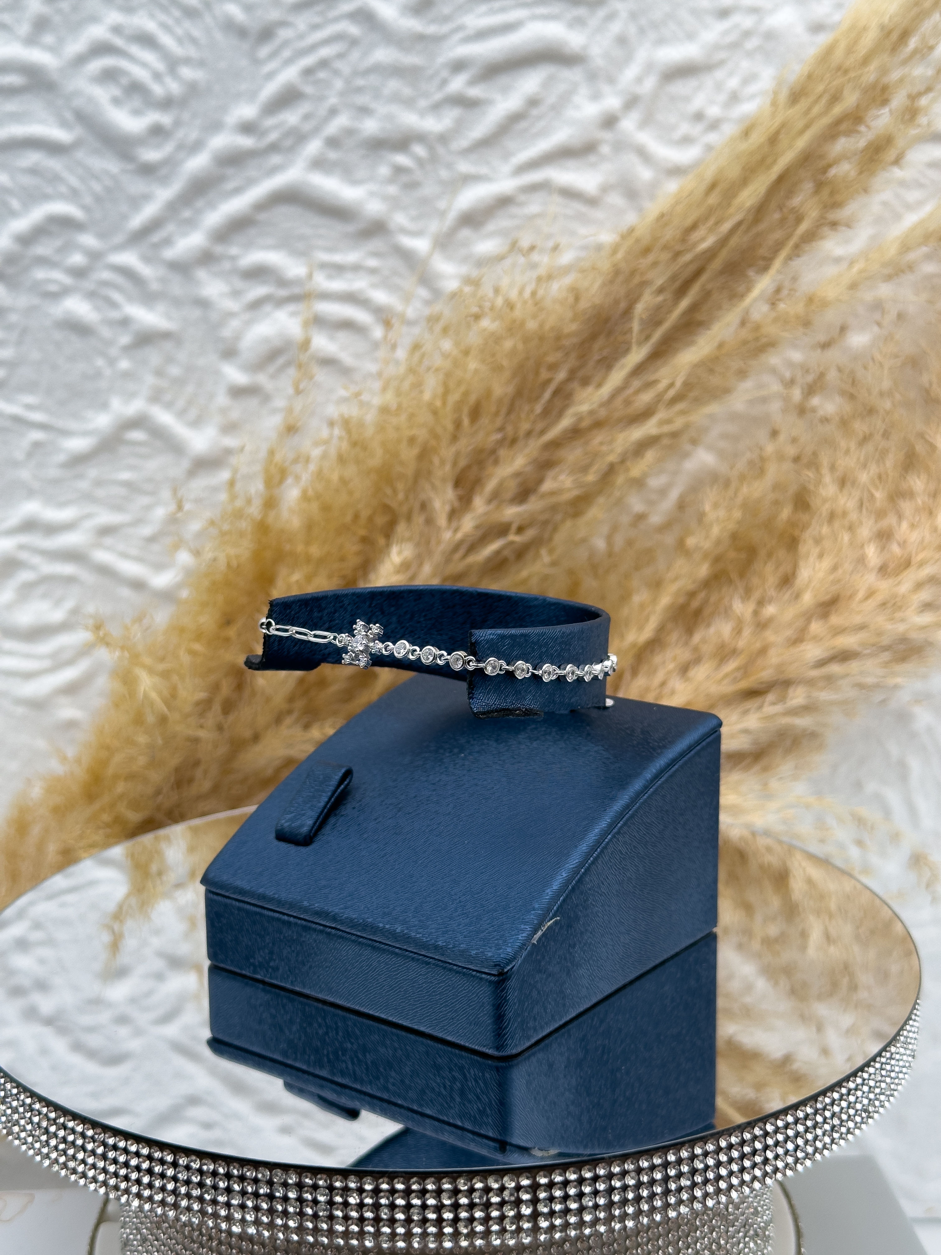 925 Ayar Gümüş Yarım Su Yolu Kar Tanesi Detaylı Spor Bayan Bileklik – Zarif ve Işıltılı