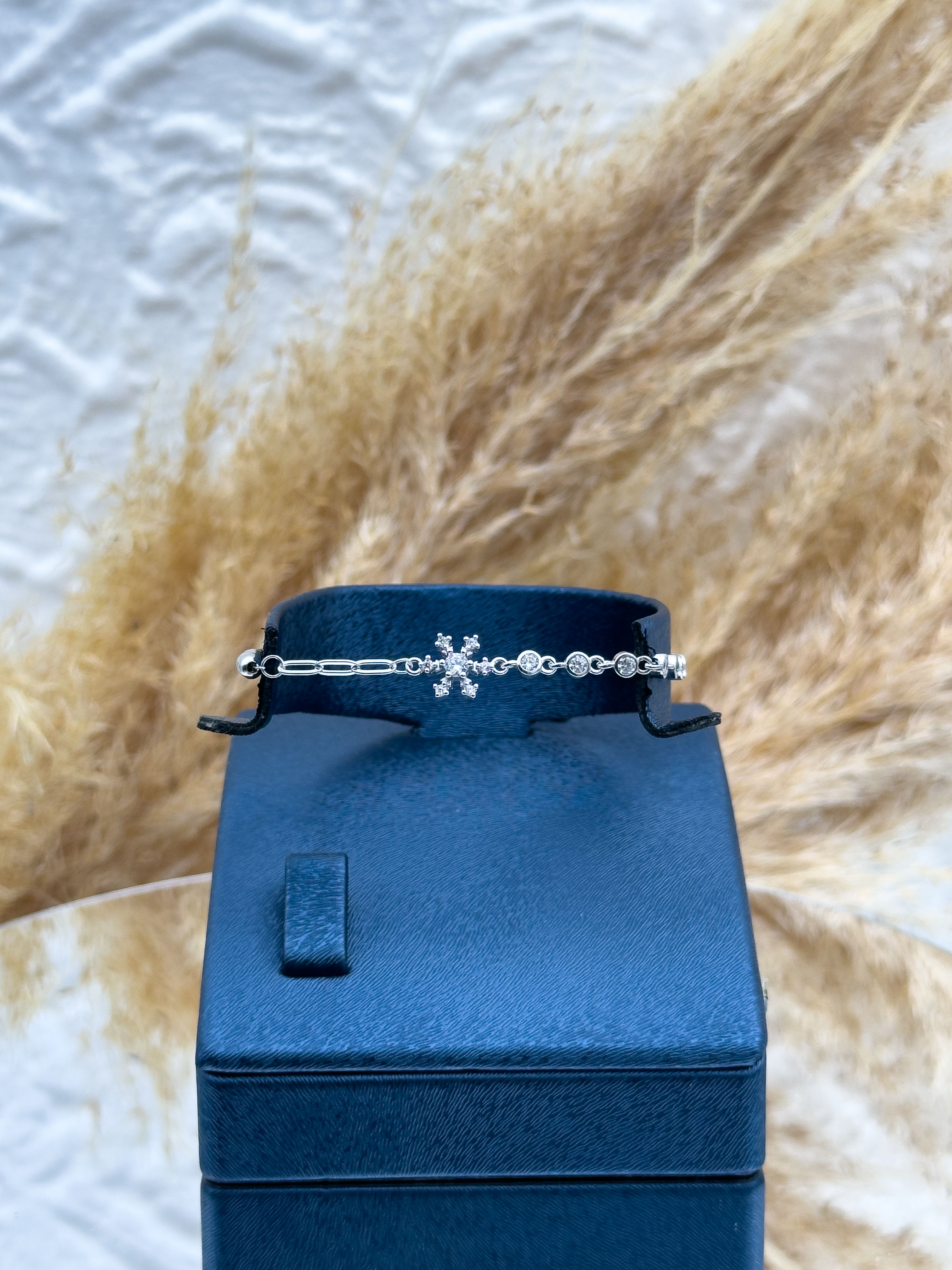 925 Ayar Gümüş Yarım Su Yolu Kar Tanesi Detaylı Spor Bayan Bileklik – Zarif ve Işıltılı