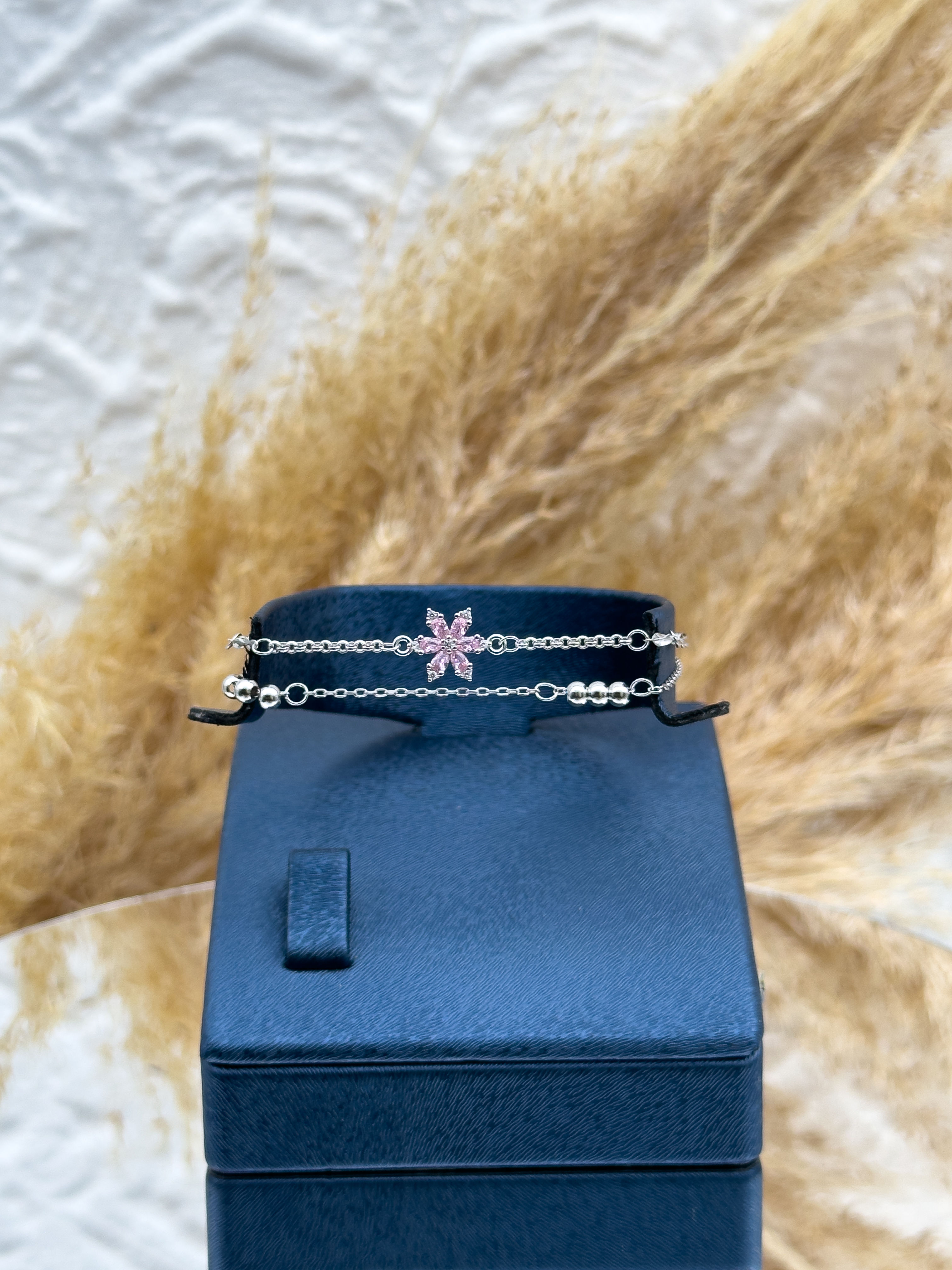 925 Ayar Gümüş Pembe Kuvars Taşlı Lotus Modeli Bayan Bileklik – Zarif ve Anlamlı Tasarım