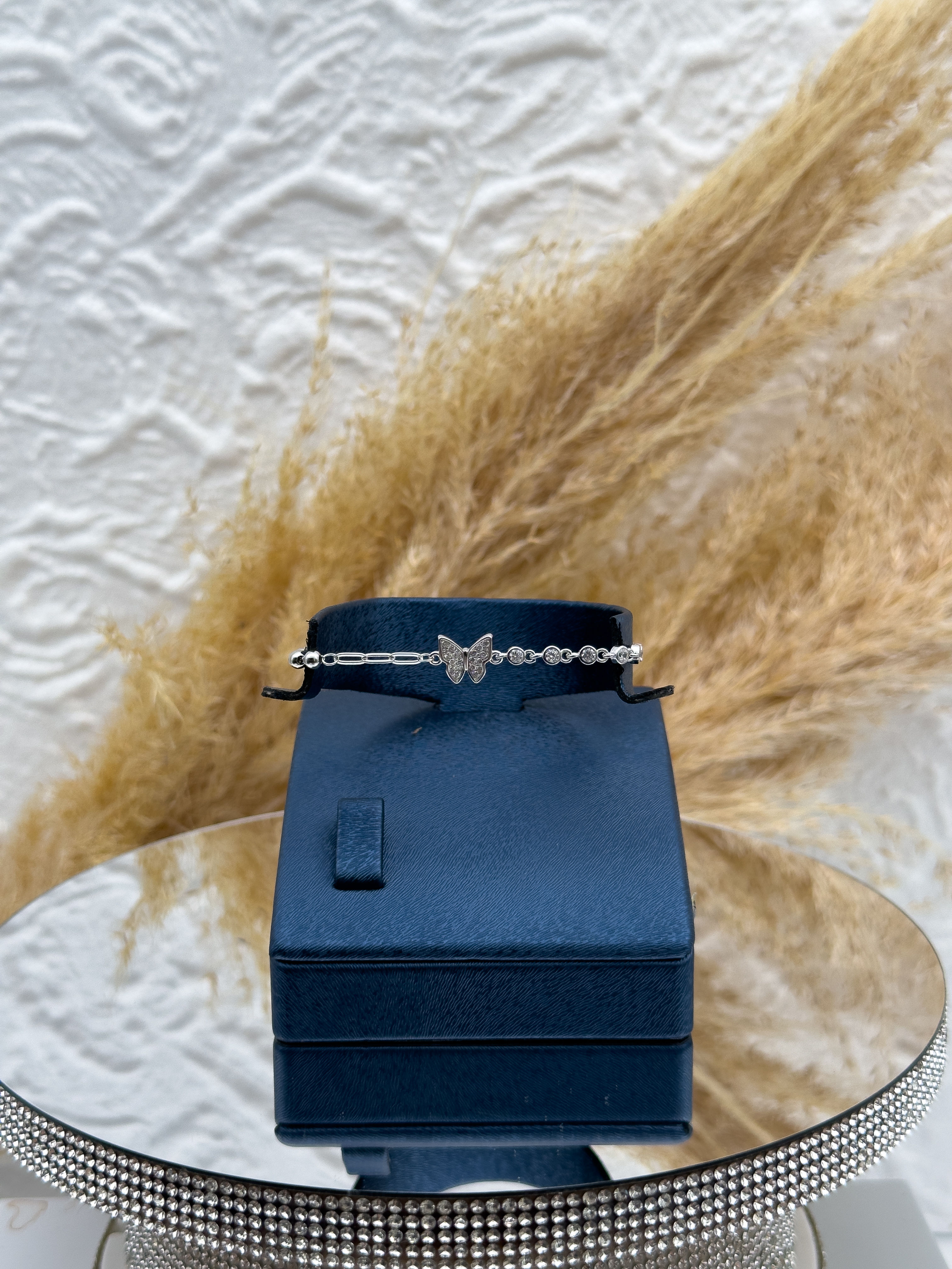 925 Ayar Gümüş Yarım Su Yolu Kelebek Detaylı Bayan Bileklik – Zarif ve Şık Tasarım