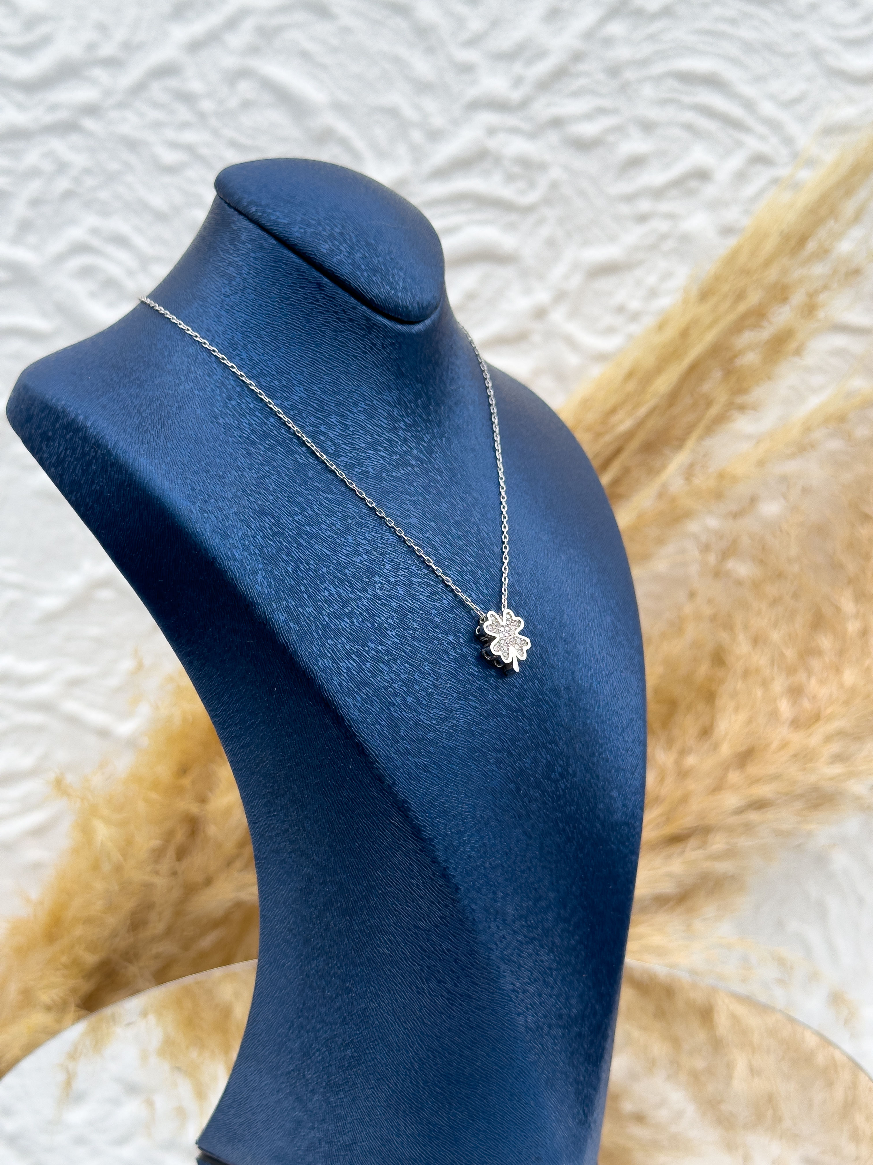 925 Ayar Gümüş Mozanit Taşlı Yonca Figürlü Kadın Kolye – Zarif ve Işıltılı Şık Tasarım