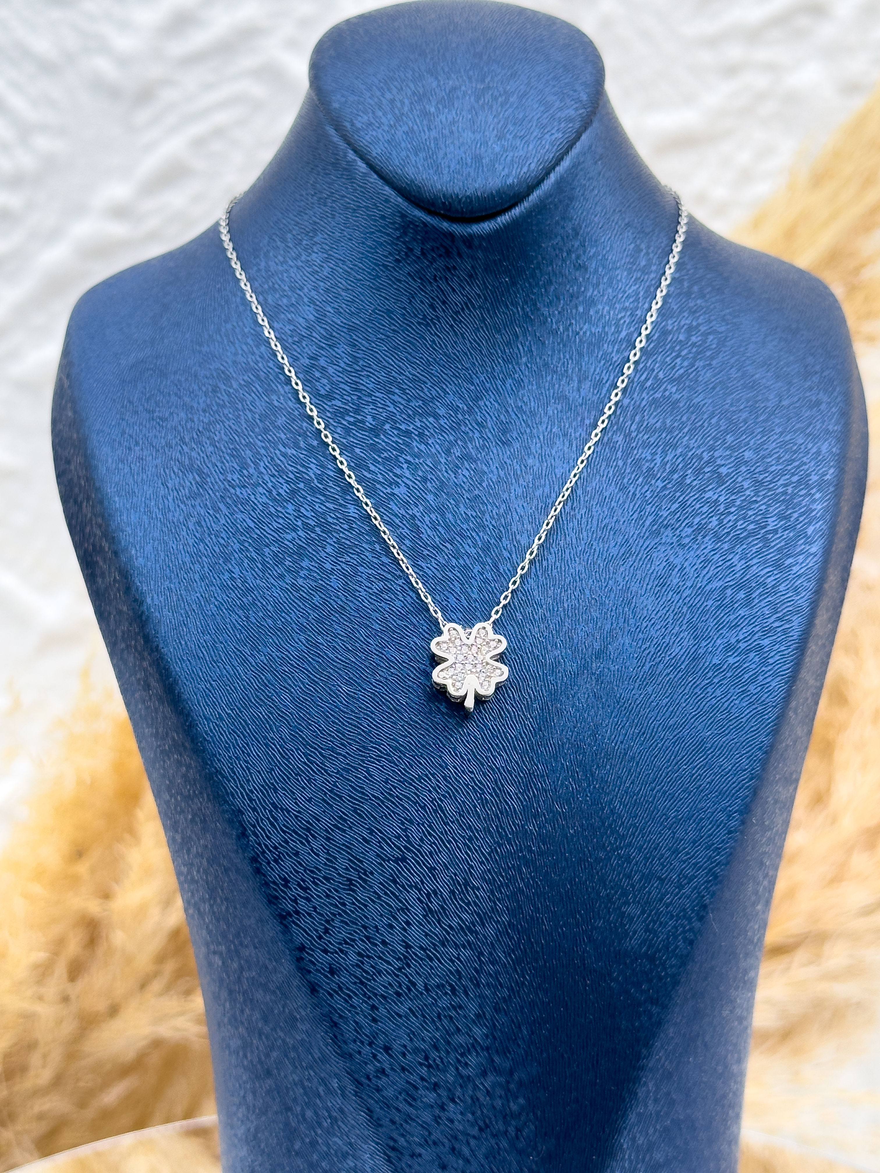 925 Ayar Gümüş Mozanit Taşlı Yonca Figürlü Kadın Kolye – Zarif ve Işıltılı Şık Tasarım