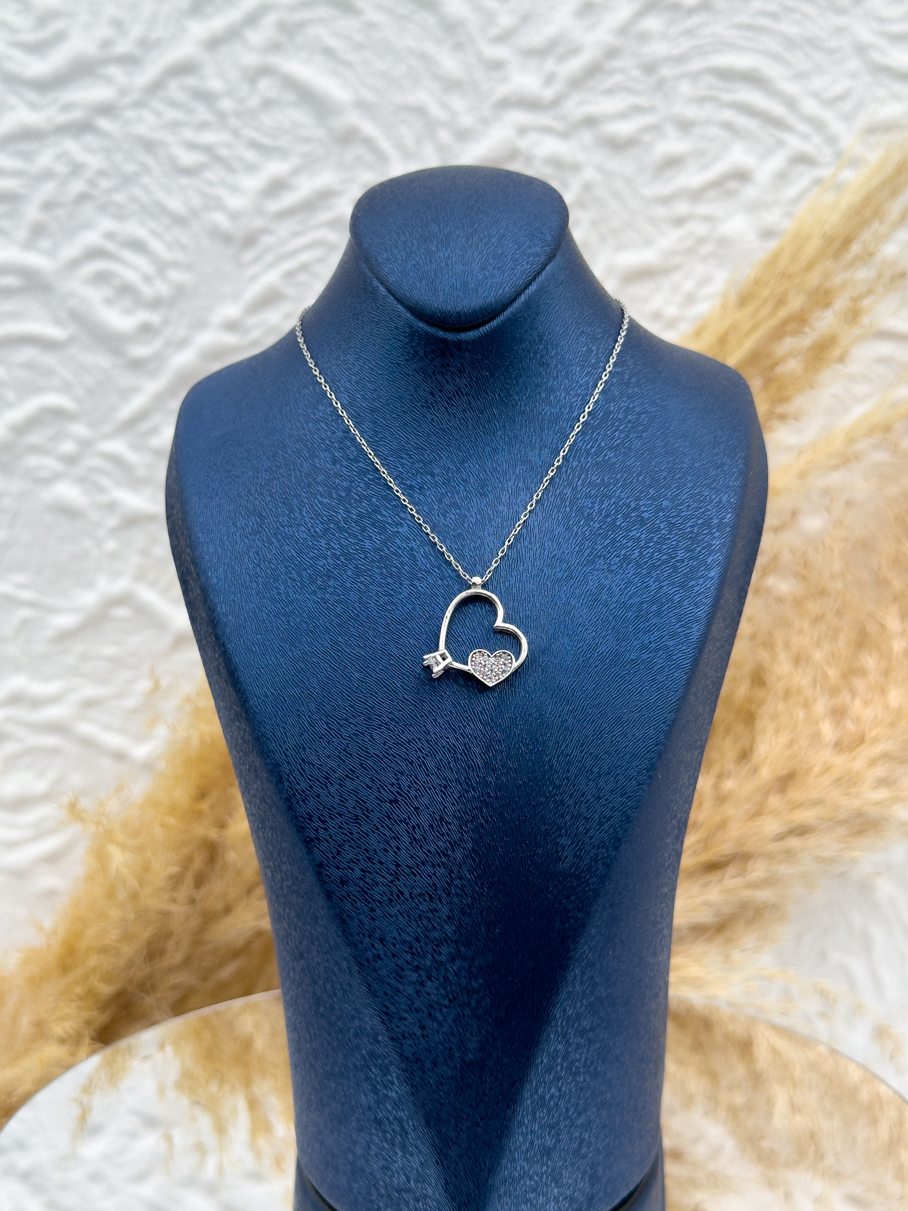 925 Ayar Gümüş Tektaş ve Kalp Detaylı Kadın Kolye – Aşkı ve Zarafeti Bir Arada Sunan Şık Tasarım