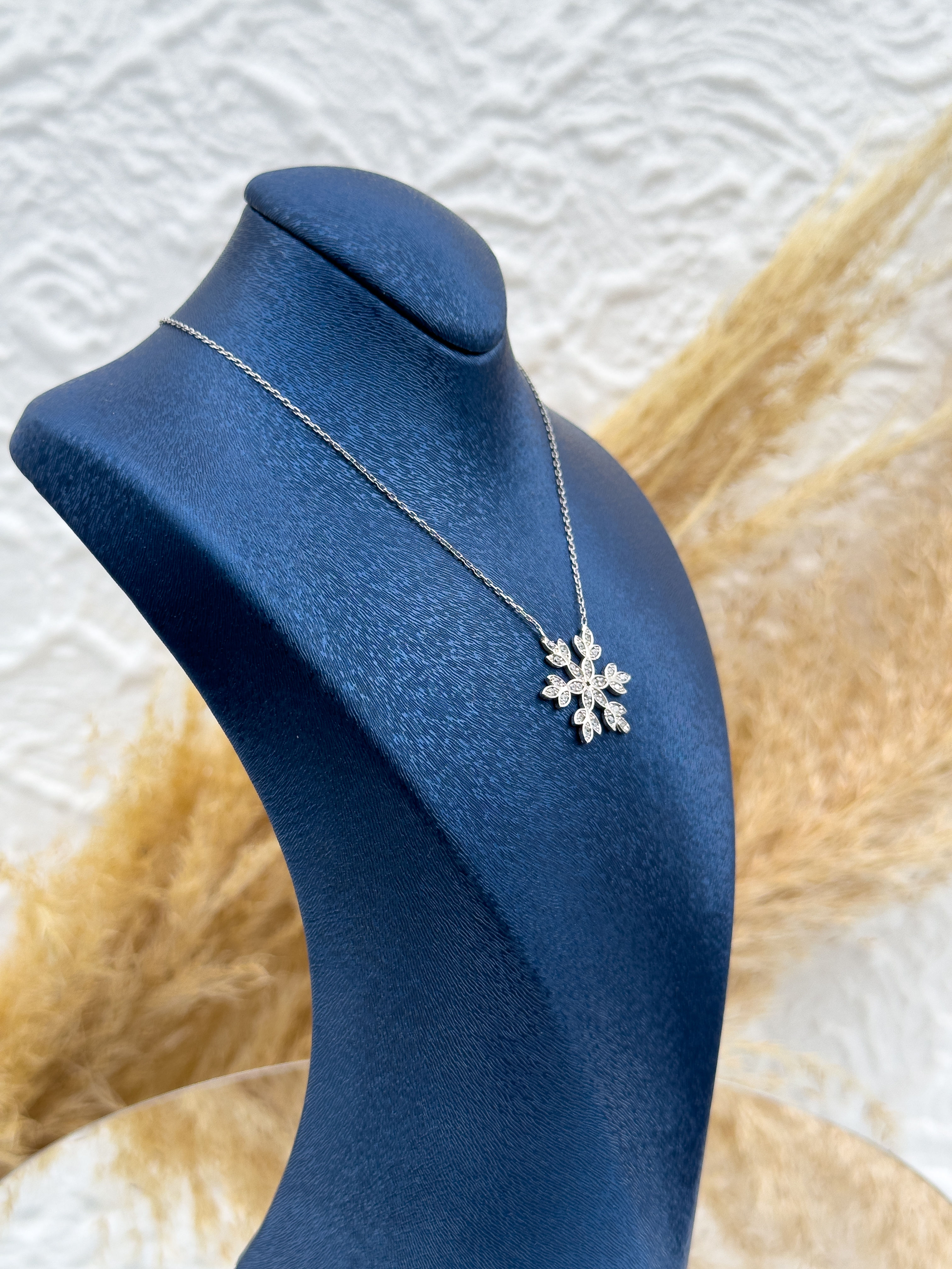 925 Ayar Gümüş Kar Tanesi Zirkon Taşlı Kadın Kolye – Zarif ve Işıltılı Kış Temalı Tasarım