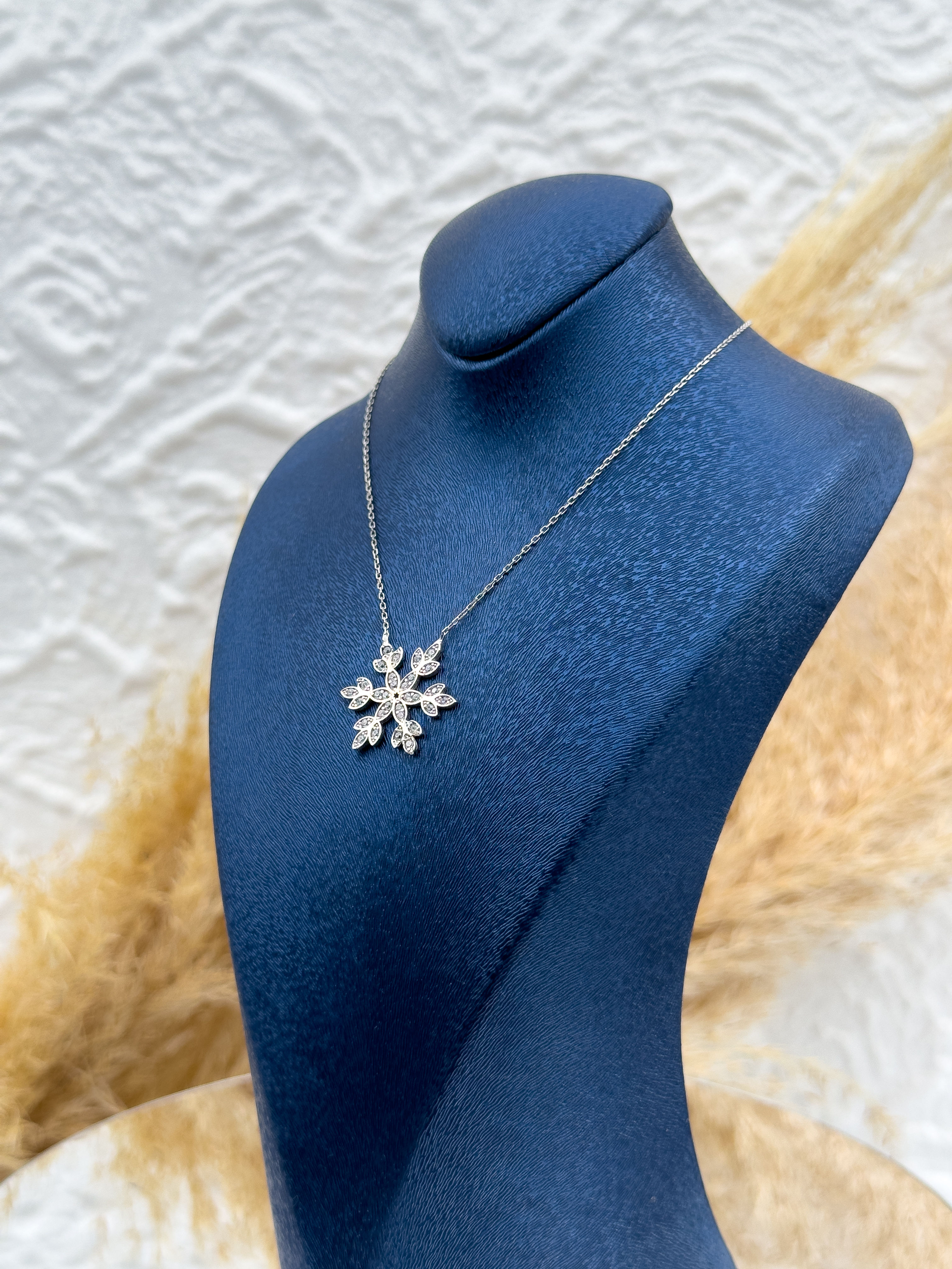 925 Ayar Gümüş Kar Tanesi Zirkon Taşlı Kadın Kolye – Zarif ve Işıltılı Kış Temalı Tasarım