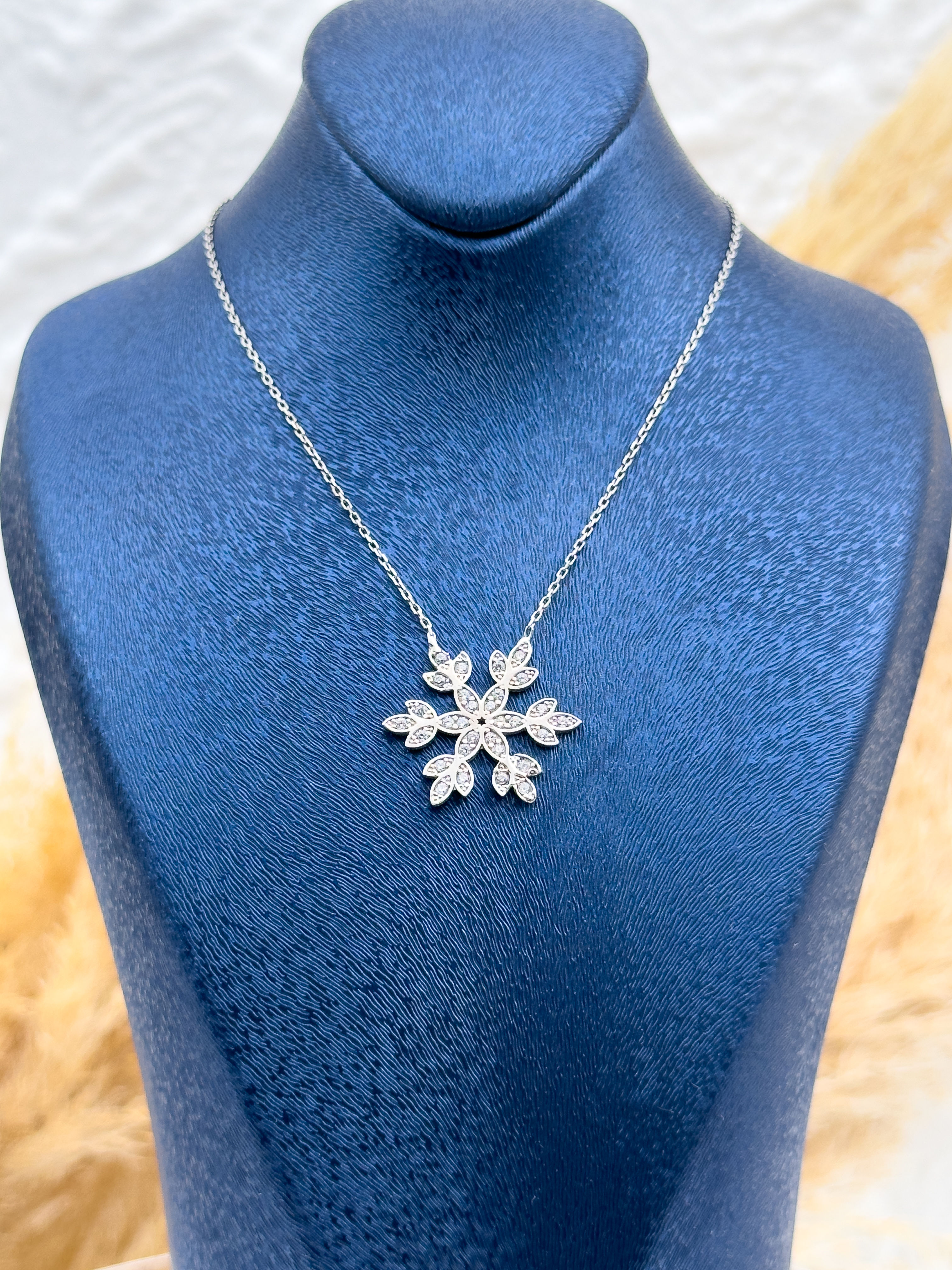 925 Ayar Gümüş Kar Tanesi Zirkon Taşlı Kadın Kolye – Zarif ve Işıltılı Kış Temalı Tasarım