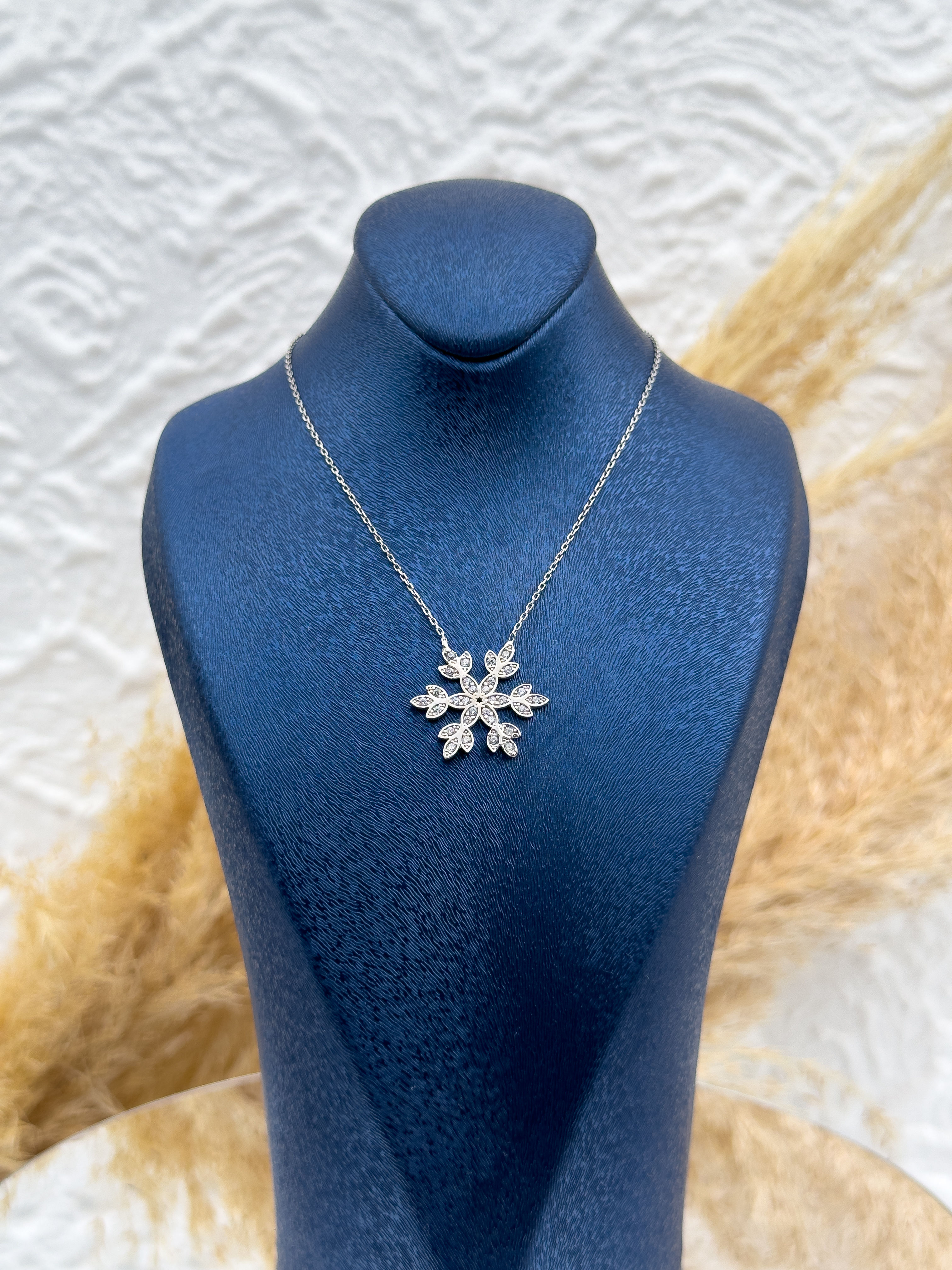 925 Ayar Gümüş Kar Tanesi Zirkon Taşlı Kadın Kolye – Zarif ve Işıltılı Kış Temalı Tasarım