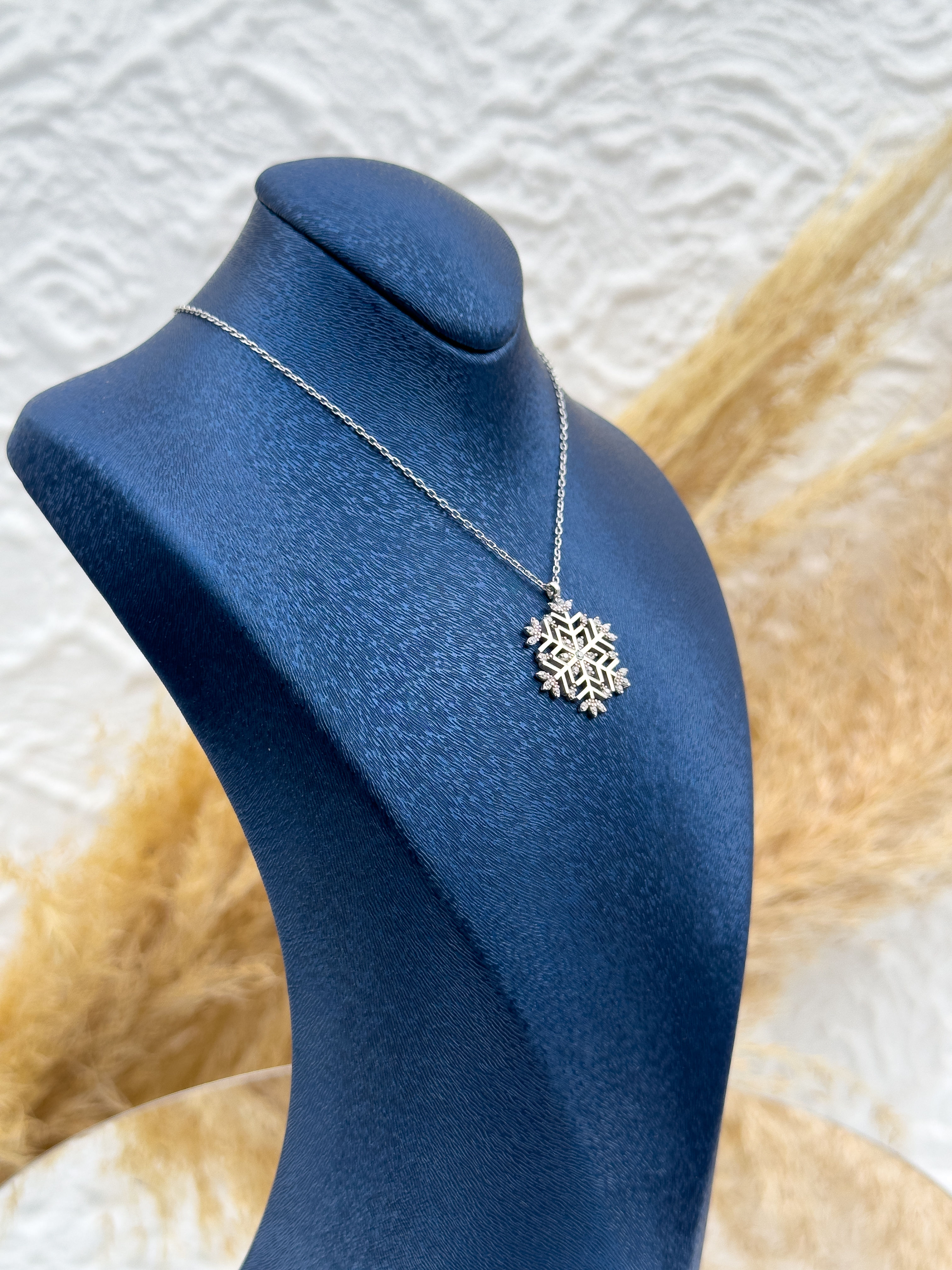925 Ayar Gümüş Kar Tanesi Zirkon Taşlı Kadın Kolye – Işıltılı ve Zarif Kış Temalı Tasarım